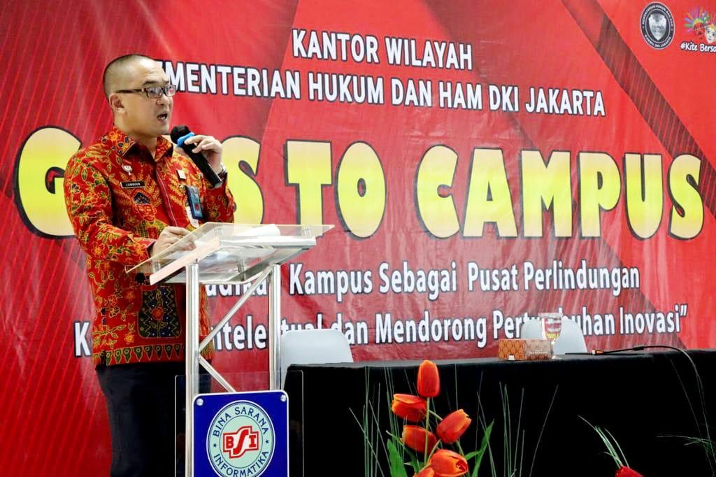 Kepala Divisi Pelayanan Hukum dan HAM DKI Jakarta, Ronald Lumbuun saat membuka kegiatan goes to campus di aula universitas BSI.