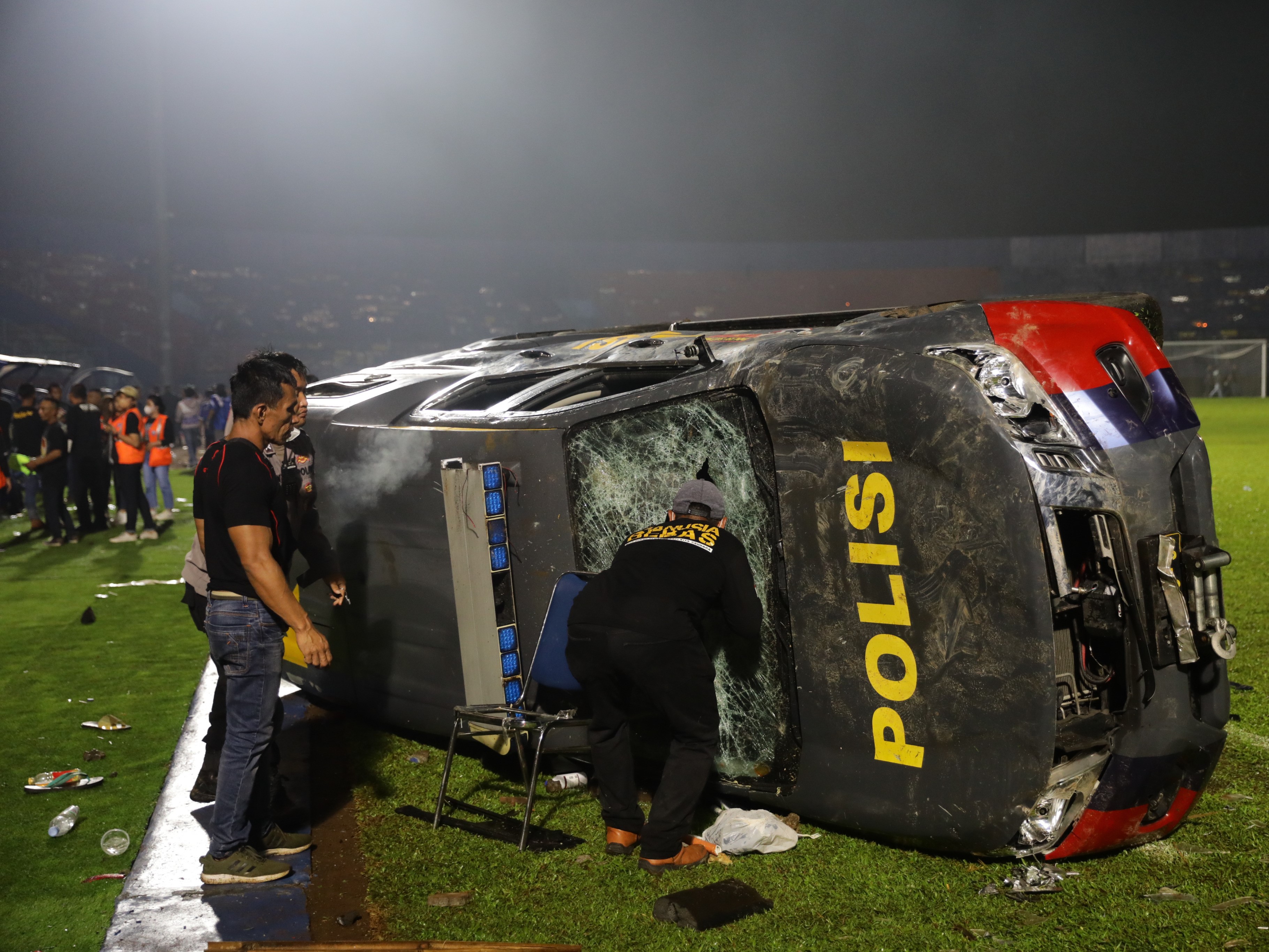 Mobil polisi terbalik akibat kericuhan usai pertandingan BRI Liga 1 antara Arema melawan Persebaya di Stadion Kanjuruhan, Malang, Jatim.