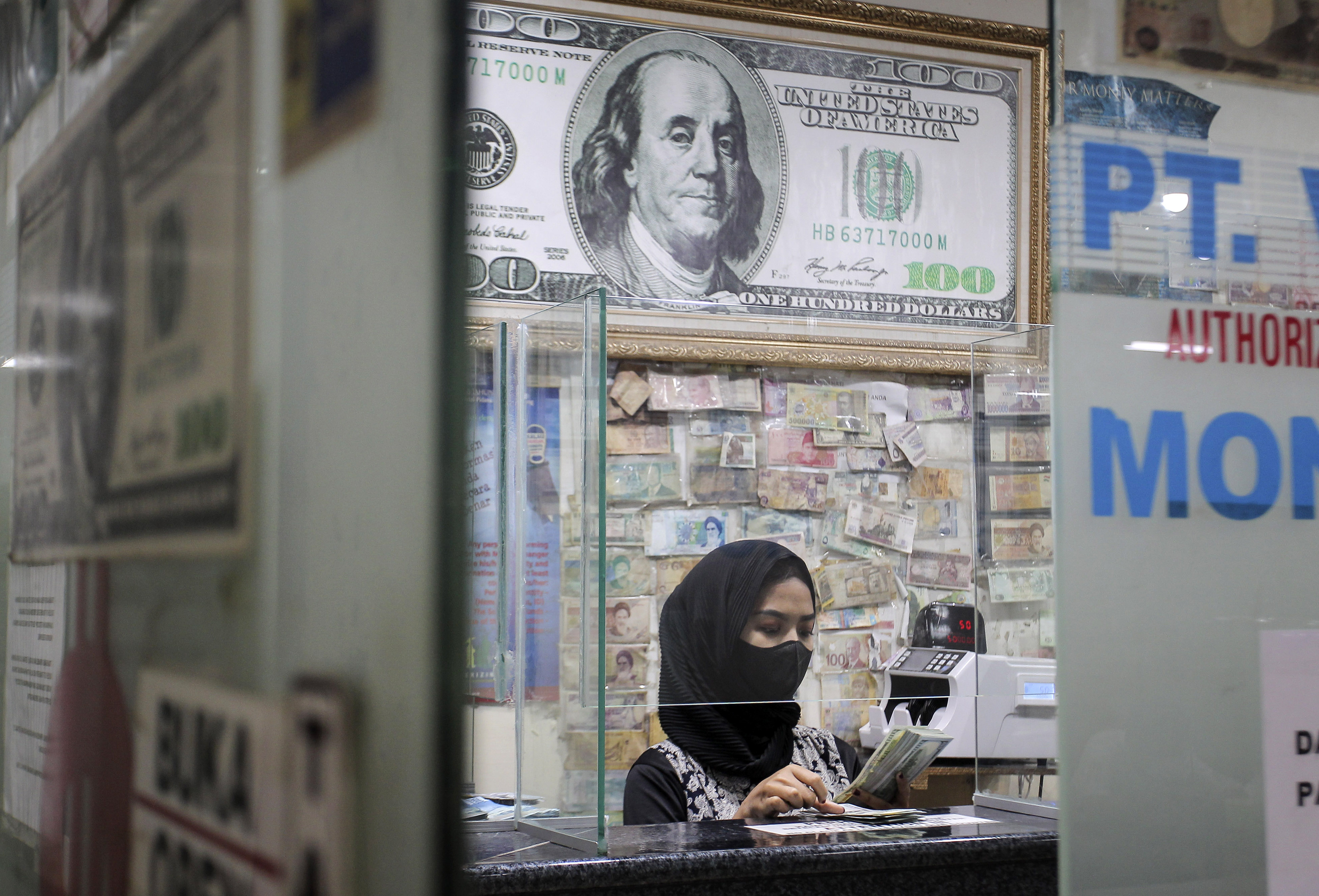 Dolar AS Menguat Tipis Menunggu Laporan Inflasi AS