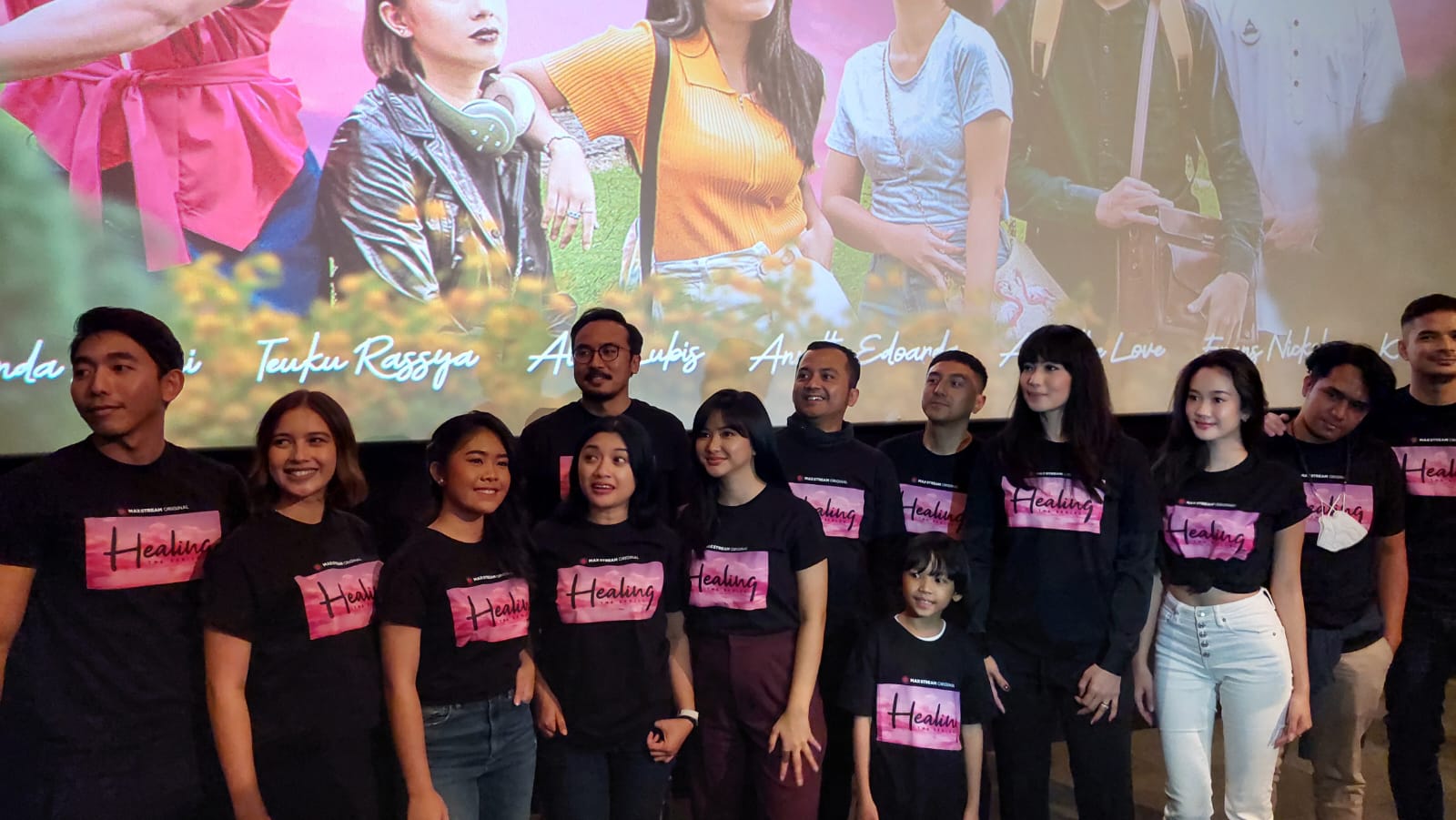 Para pemain dan pekerja pembuat serial drama Healing. 