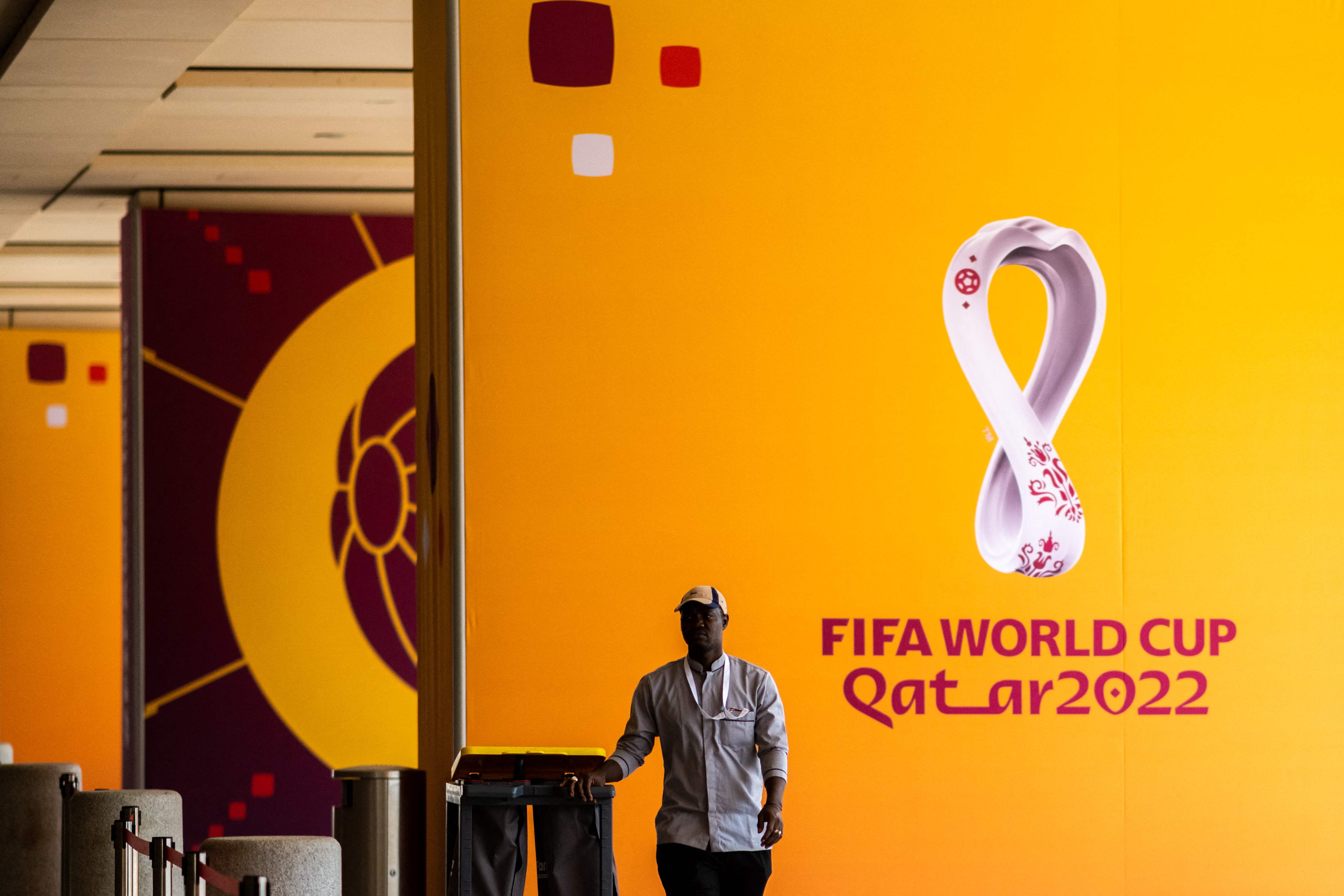 Petugas berpose di depan main media center Piala Dunia 2022 Qatar di Doha, Jumat (21/10).