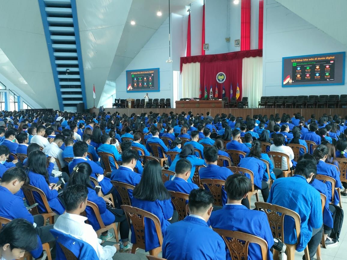 Pembekalan materi literasi digital kepada mahasiswa Universitas Negeri Manado yang akan melakukan KKN