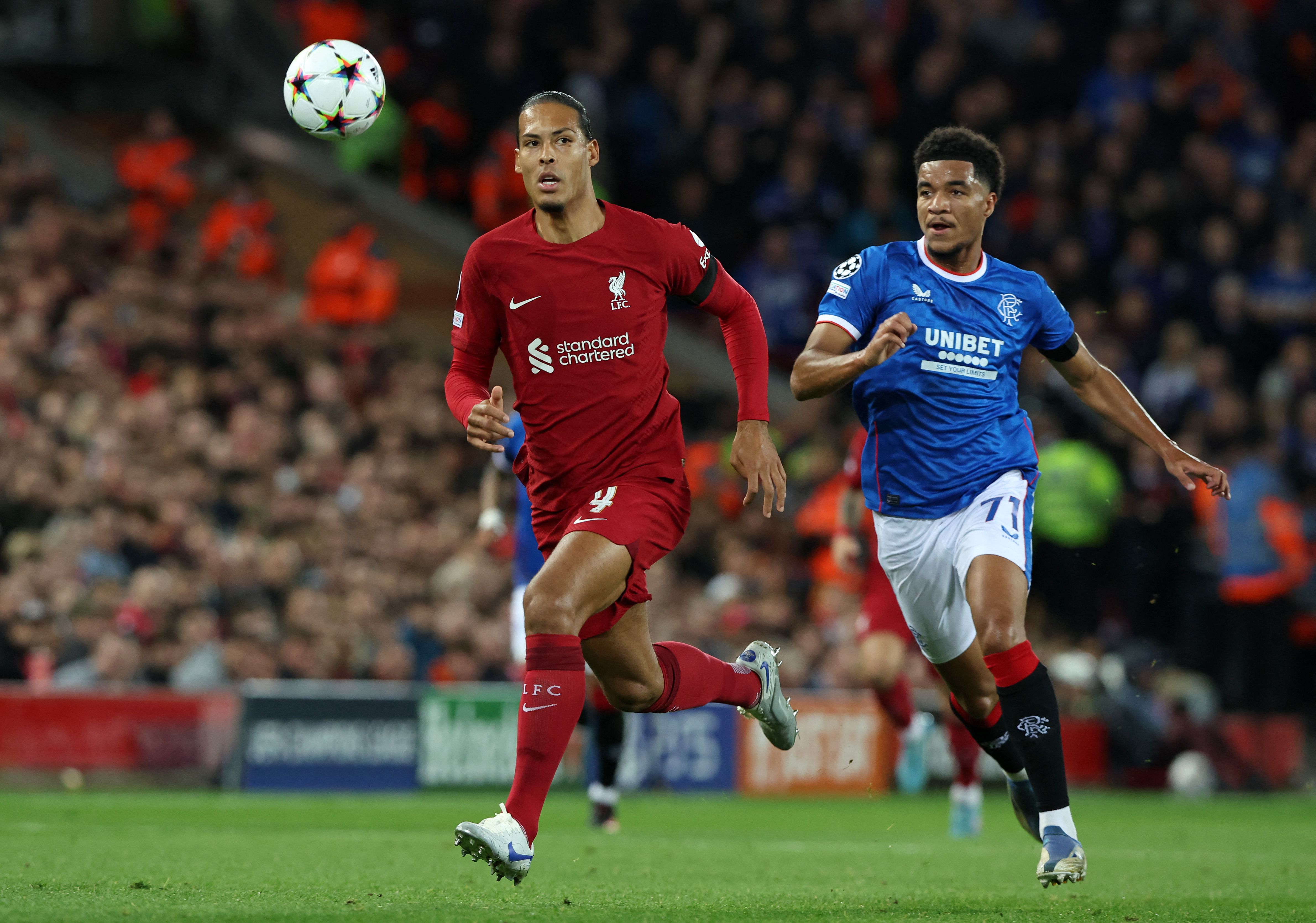 Bek Liverpool Virgil Van Dijk (kaos merah)