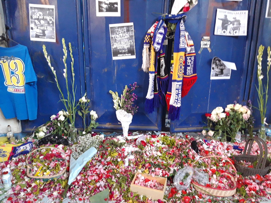 Warga berdoa dan menabur bunga di depan pintu 13 Stadion Kanjuruhan, Kabupaten Malang, Jawa Timur, Selasa (4/10).