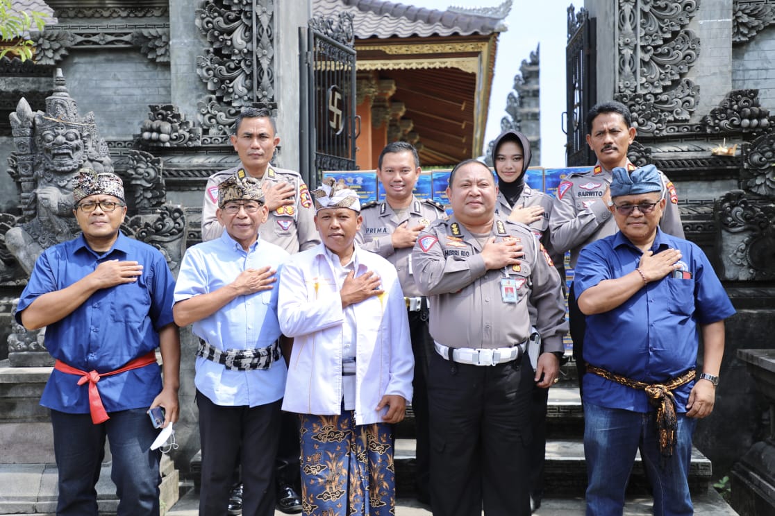 Korlantas Polri kembali menebarkan kebaikan kepada masyarakat. Kali ini, Korlantas membagikan ratusan paket sembako ke a