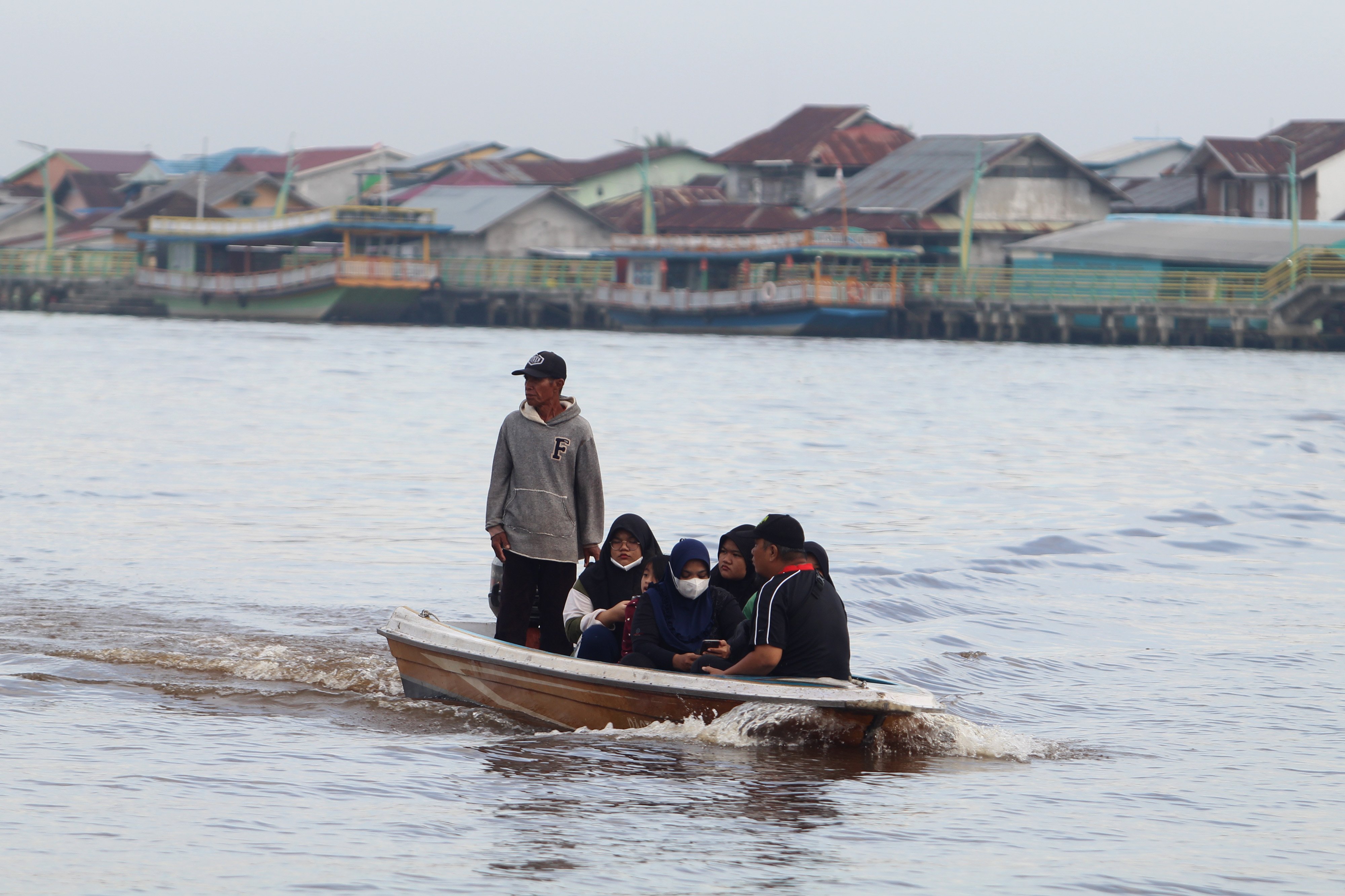 Sejumlah warga menggunakan perahu motor di Sungai Kapuas, Pontianak, Kalimantan Barat.