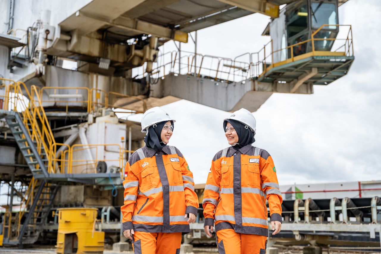 Karyawan perempuan di area Ship Unloader Pabrik Cilacap, Jawa Tengah.
