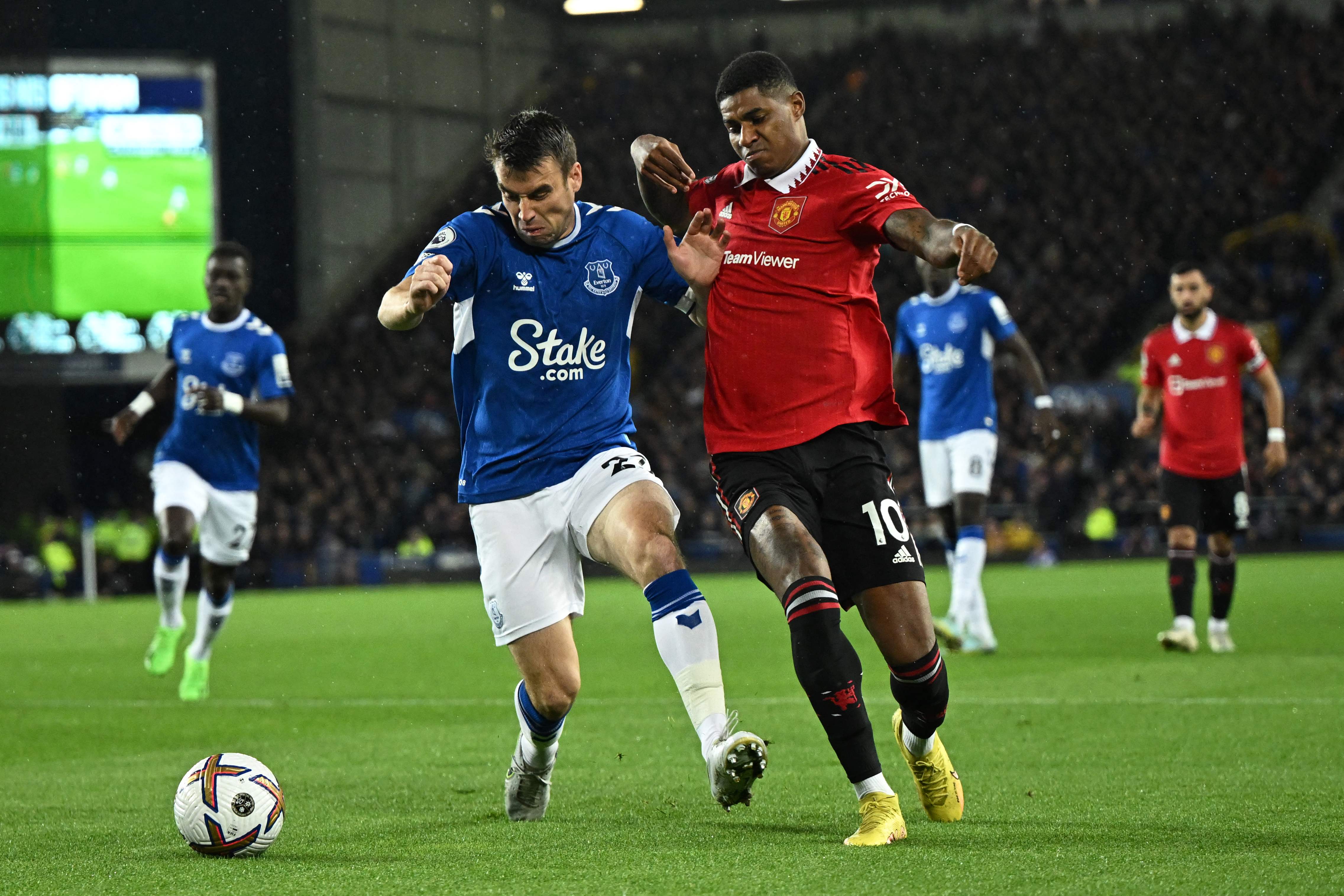 Pemain Everton Seamus Coleman (kiri)