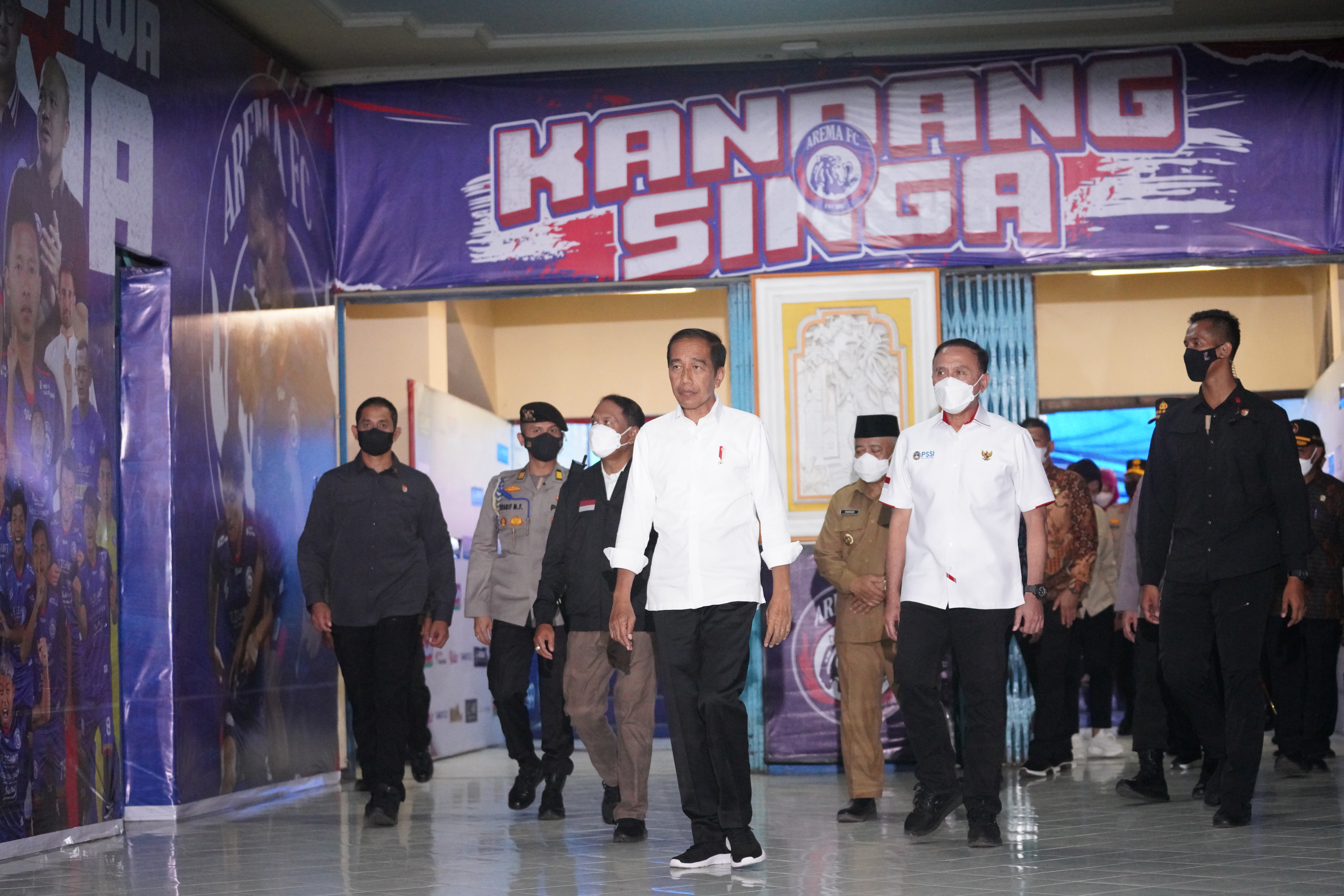 Presiden Joko Widodo saat meninjau Stadion Kanjuruhan di Malang, Jawa Timur.