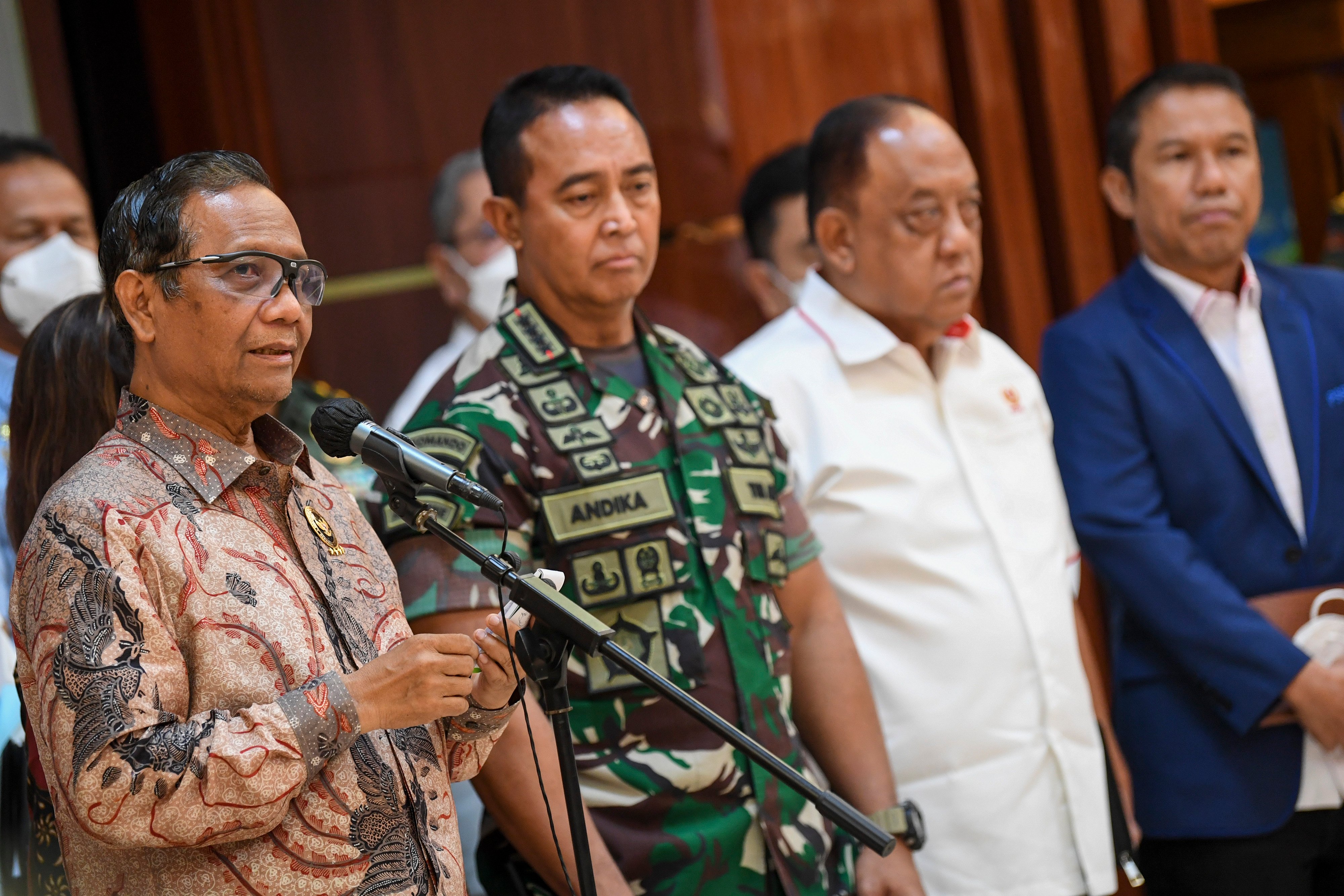Panglima TNI Jenderal Andika Perkasa bersama Menkopolhukam Mahfud MD saat memberi keterangan terkait tragedi Kanjuruhan, Senin (3/10).