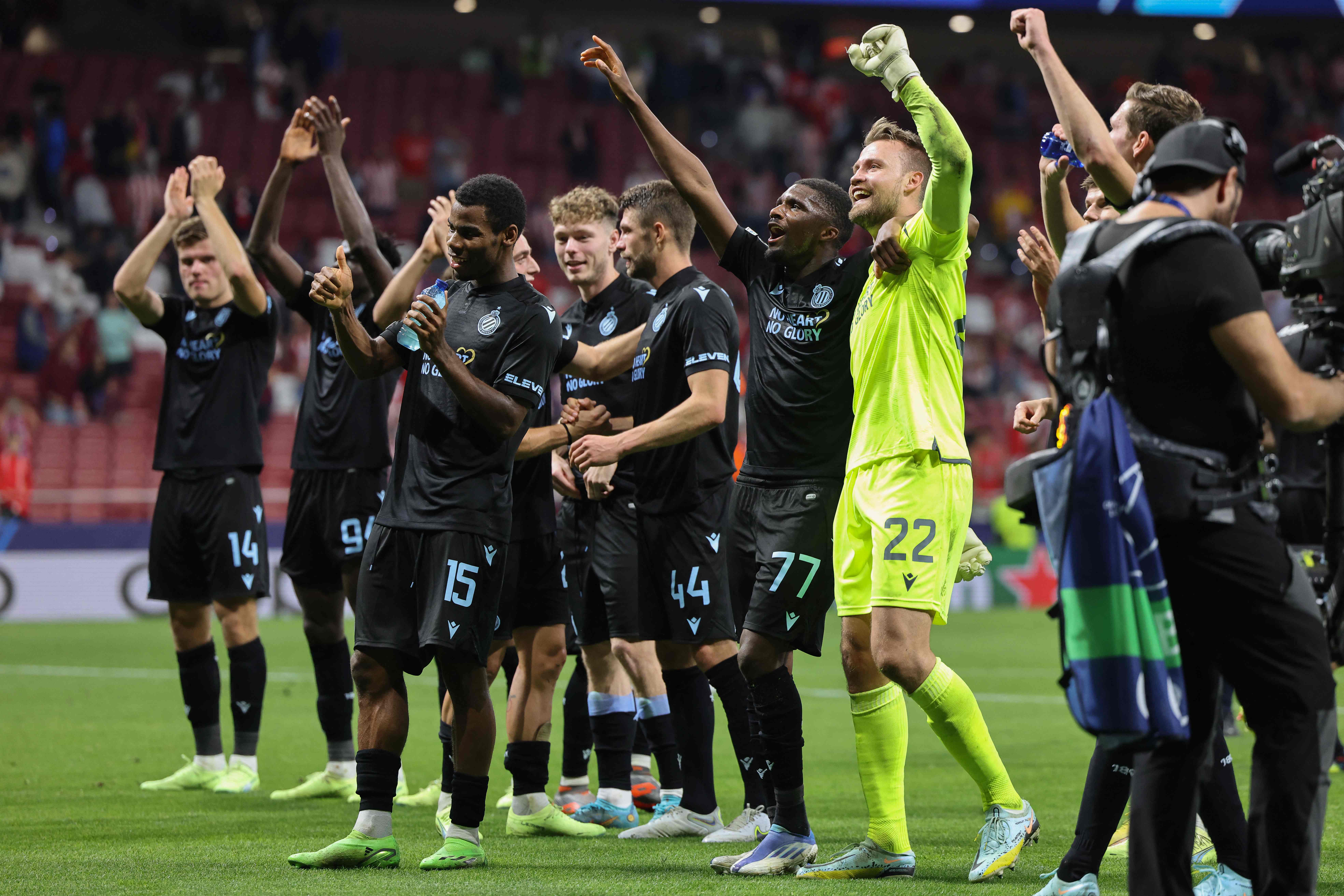 Para pemain Club Brugge melakukan selebrasi usai memastikan diri lolos ke 16 besar Liga Champions setelah bermain imbang dengan Atletico. 