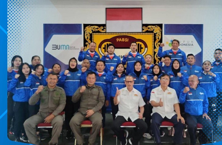 Pengurus PABSI berpose dengan atlet yang akan diberangkatkan ke Kejuaraan Asia Angkat Besi.