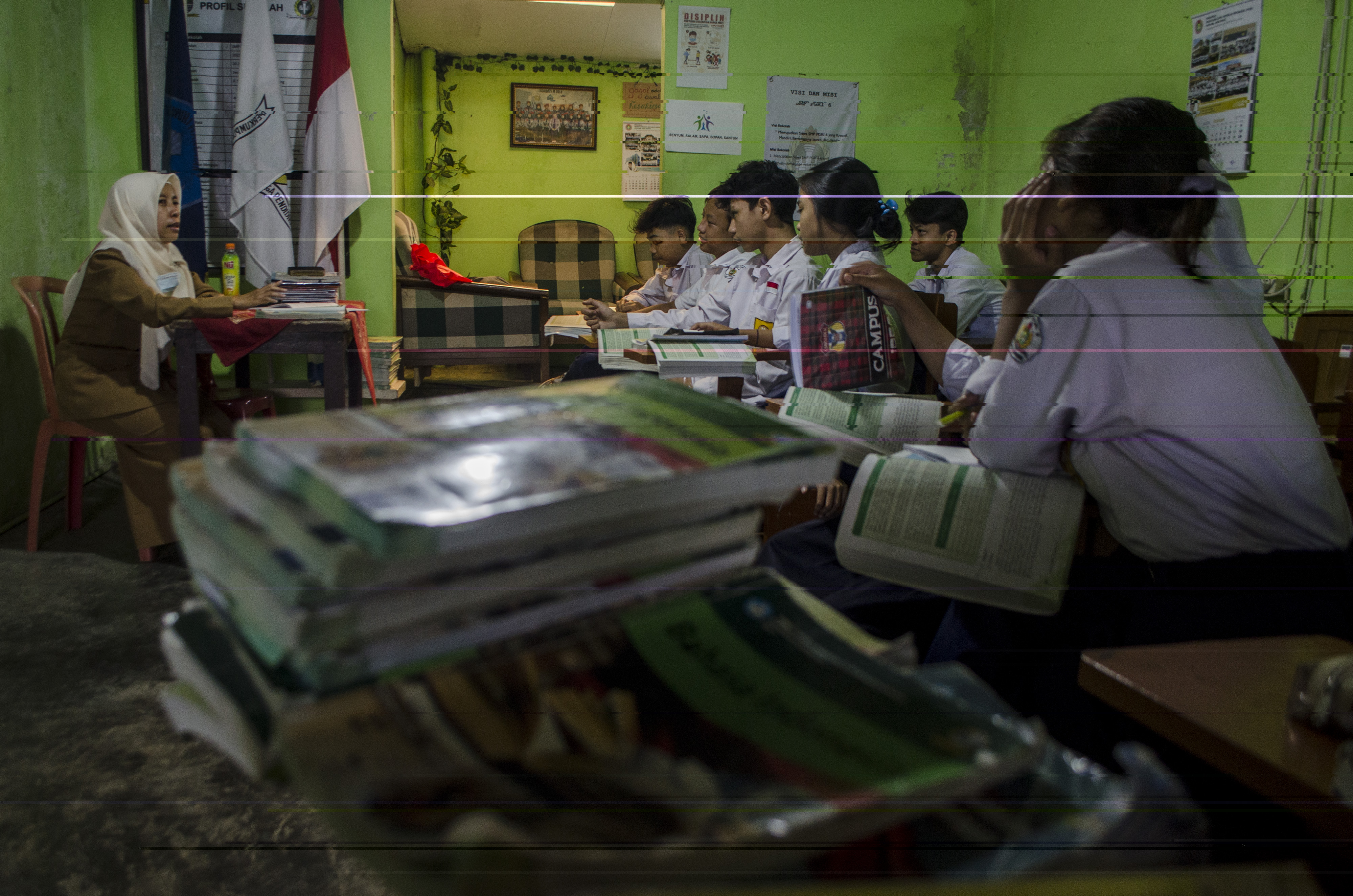 Sejumlah siswa SMP di Kota Bandung tengah melakukan kegiatan belajar mengajar
