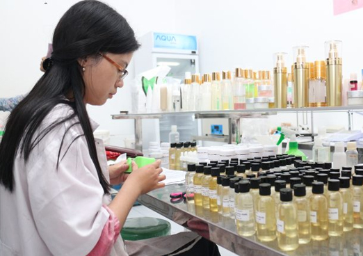 Peneliti dari PT Cressindo Kusuma melakukan penelitian bahan herbal untuk produk kosmetik.  