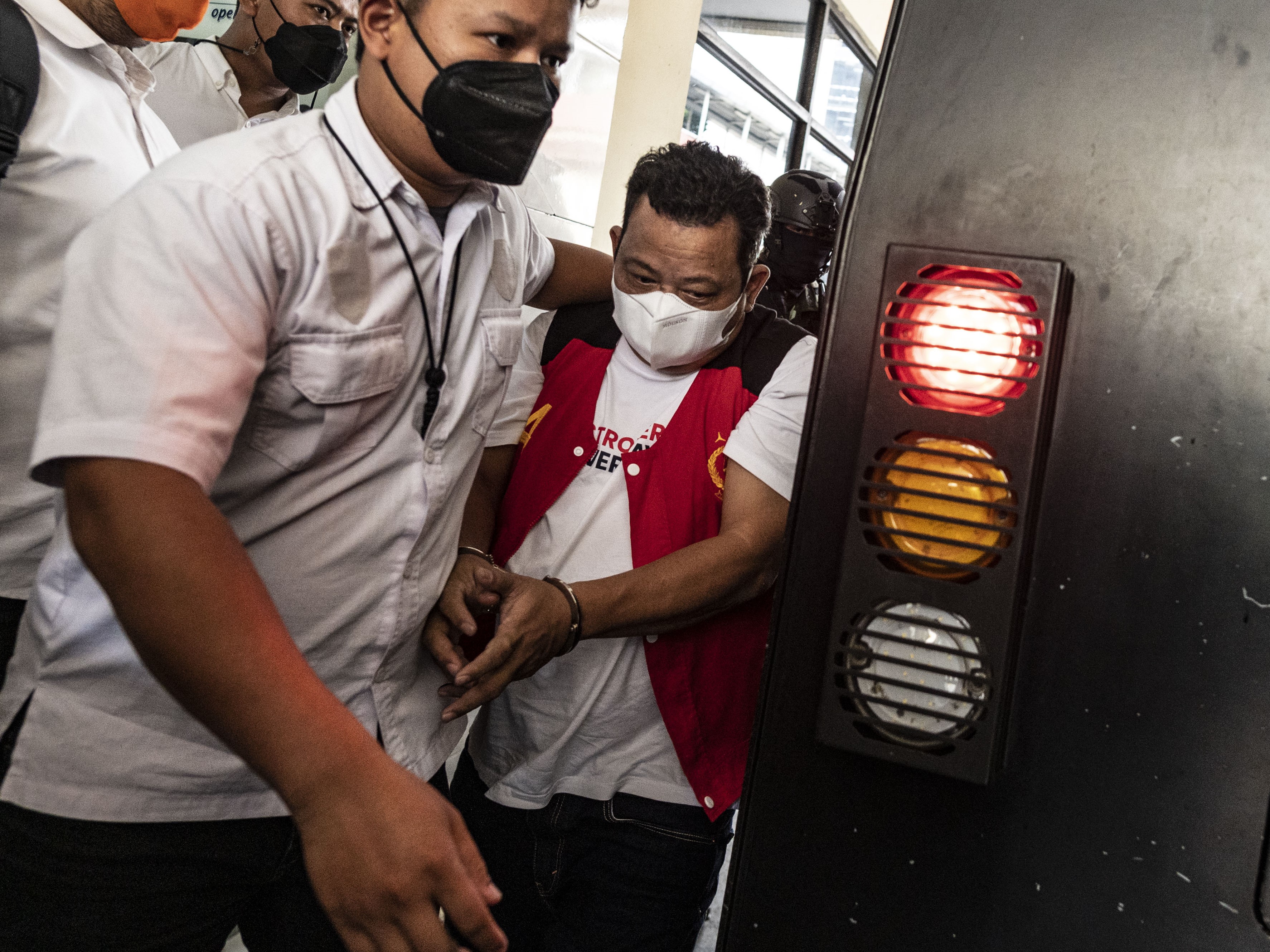 Tersangka kasus pembunuhan berencana Kuat Maruf (kanan) keluar dari kendaraan taktis Korps Brimob.