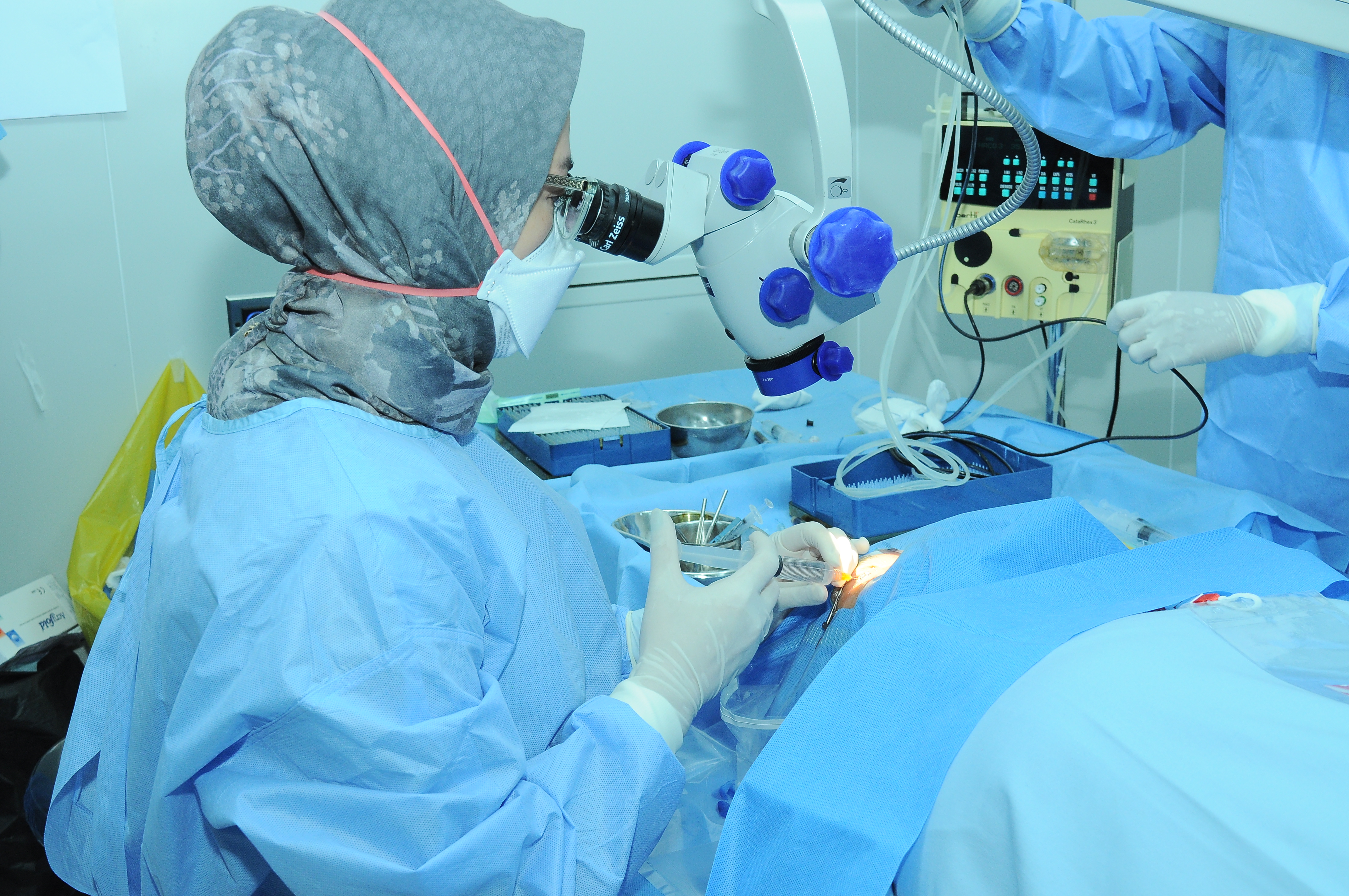 Dokter dari RS Awal Bros Pekanbaru melakukan operasi katarak bagi warga secara gratis dari klinik kecantikan Erha di Pekanbaru, Riau. 