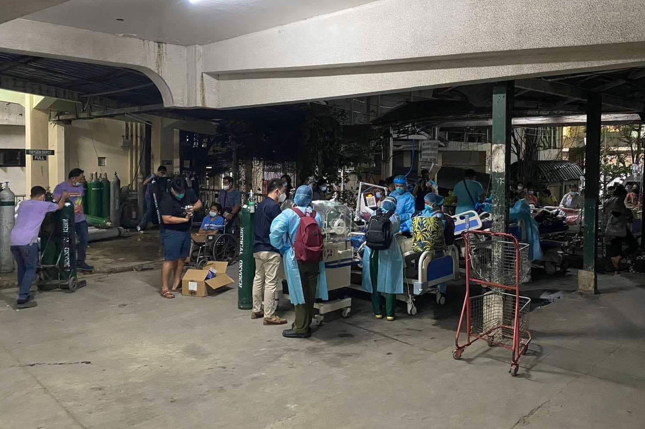 Pasien di Rumah Sakit Mariano Marcos Memorial dievakuasi akibat gempa.