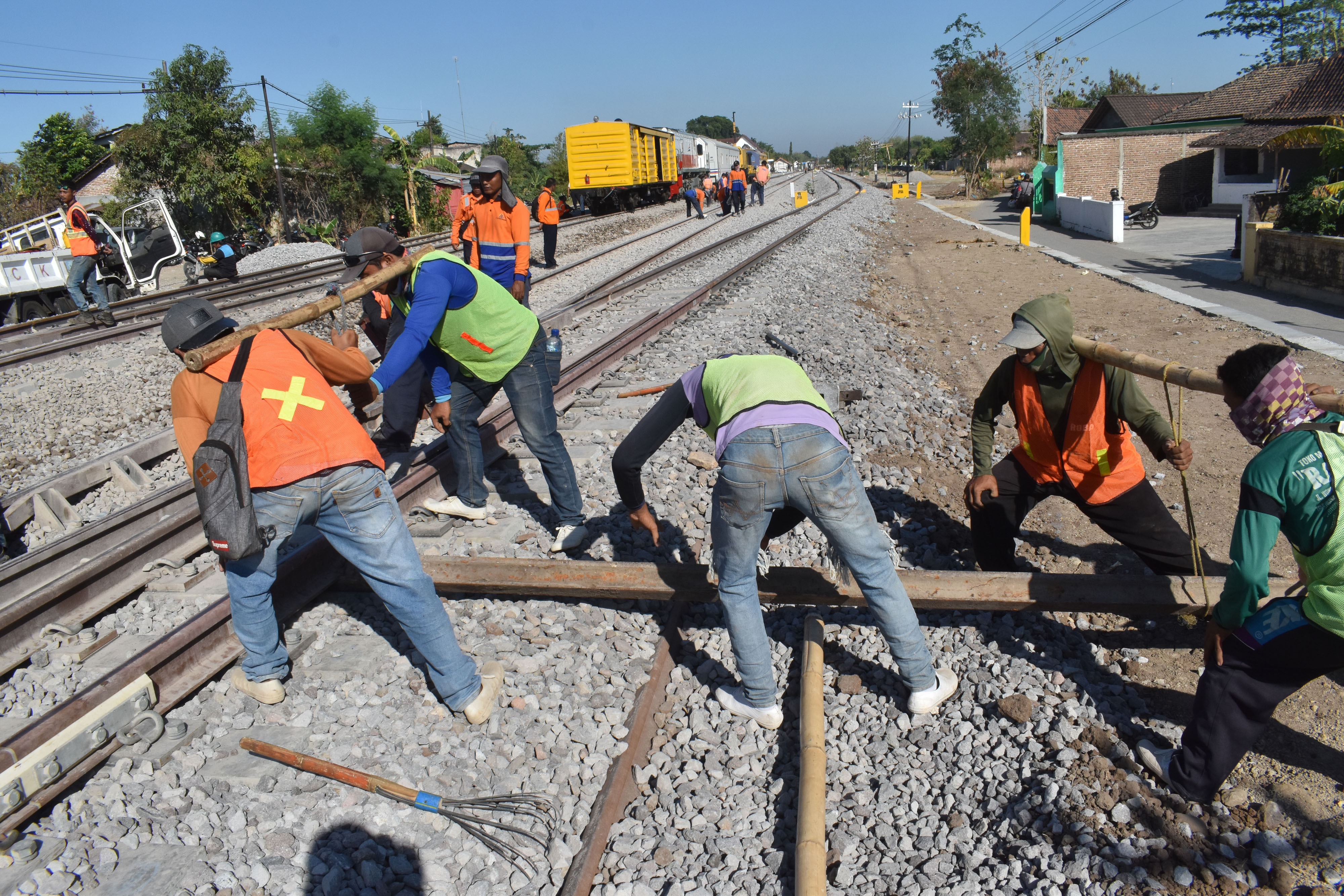 Perbaikan rel kereta api.