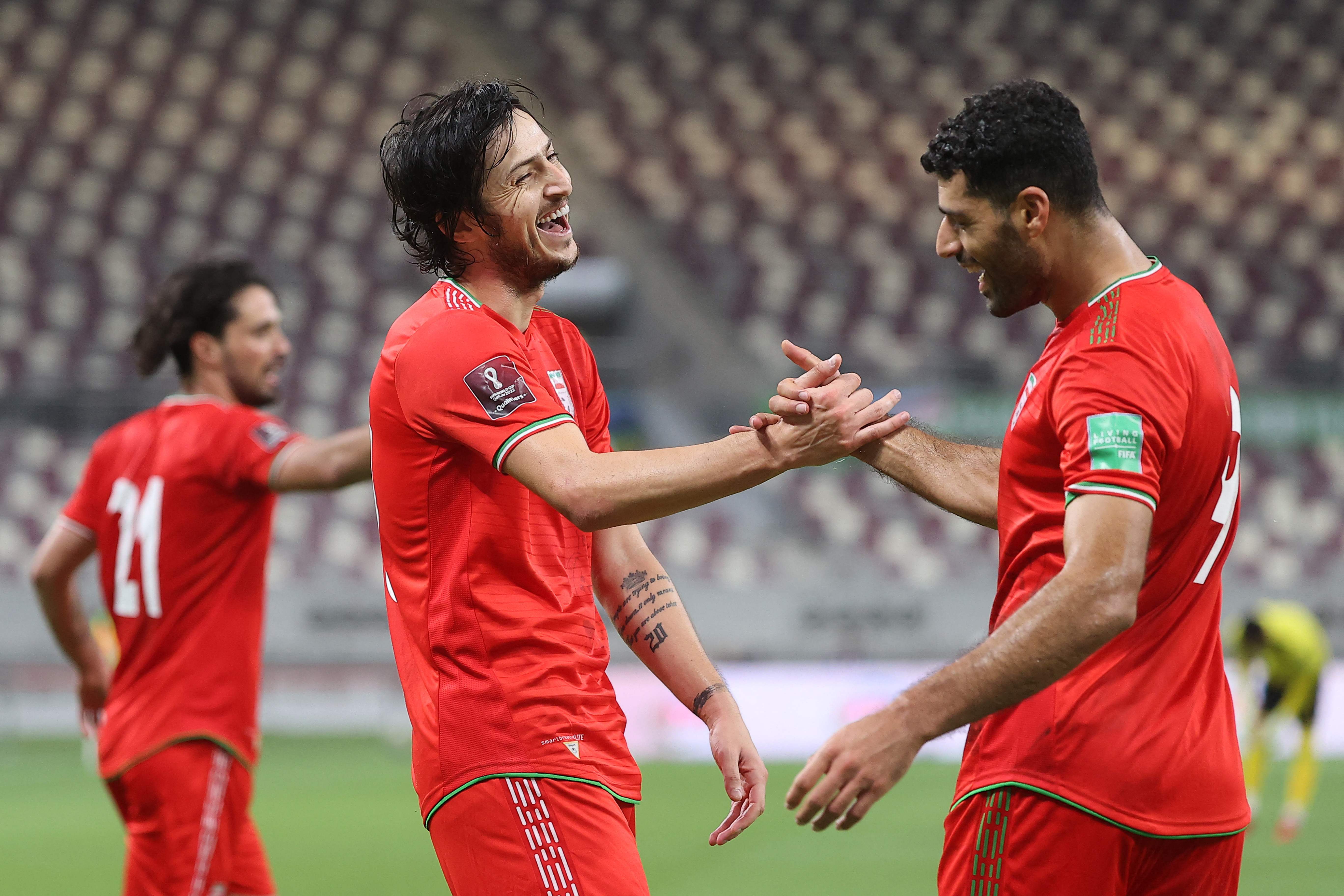 Duet penyerang timnas Iran Mehdi Taremi (kanan) dan Sardar Azmoun