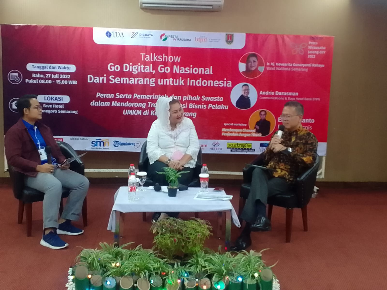 Communications & daya Head, PT Bank BTPN Tbk, Andrie Darusman (kanan) saat jadi narasumber acara pembedayaan UMKM di Semarang