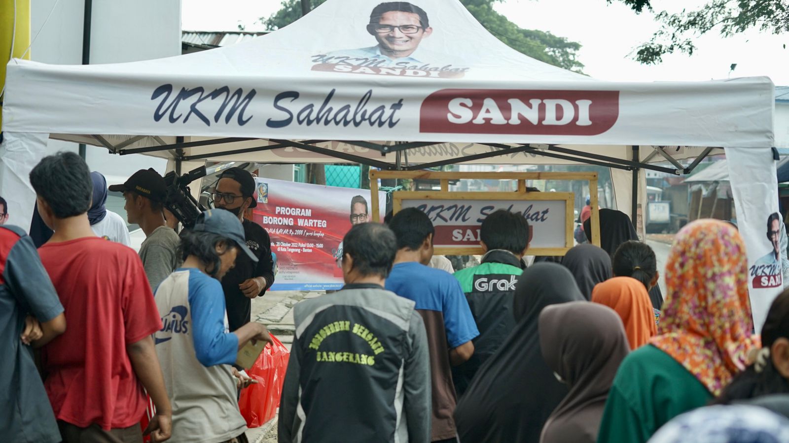  UKM Sahabat Sandi memberikan bantuan melalui borong puluhan warung nasi di Tangerang untuk menstabilkan perekonomian, Kamis (20/10/2022)