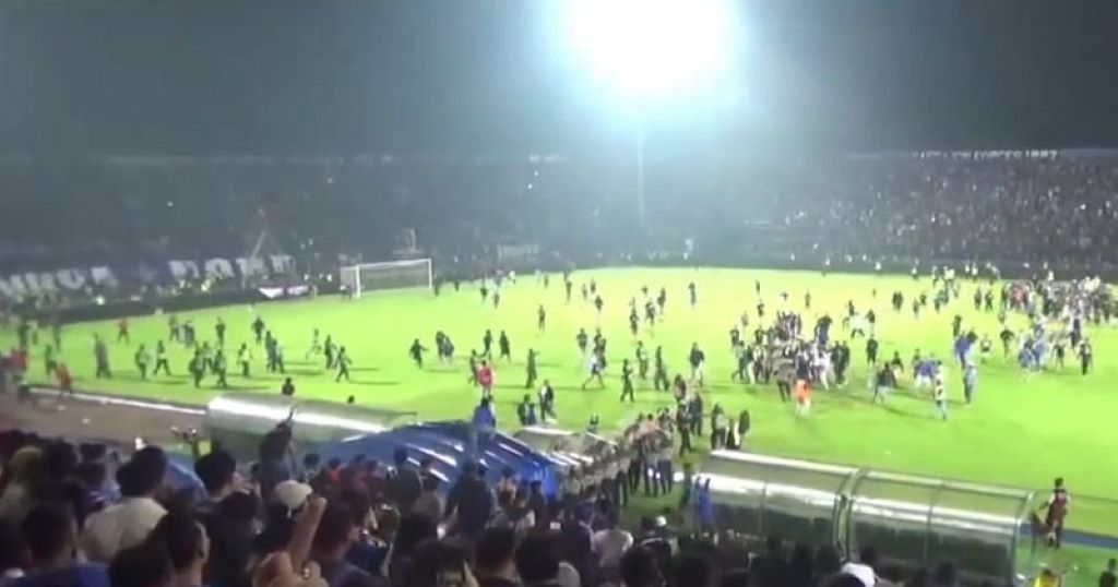 Insiden penonton masuk ke lapangan di Stadion Kanjuruhan