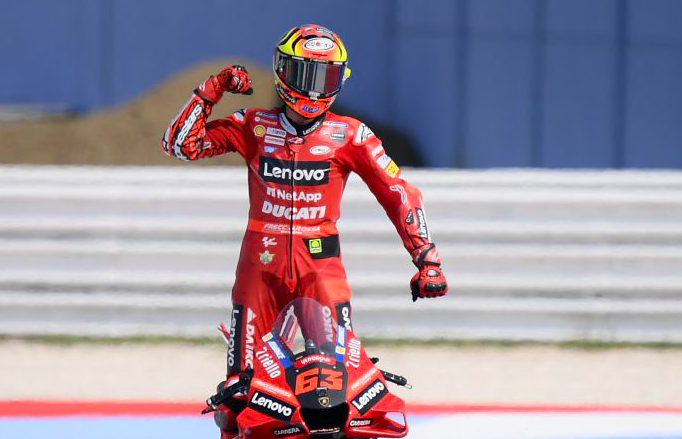 Pembalap Ducati Francesco Bagnaia melakukan selebrasi usai menjadi yang tercepat di GP San Marino.