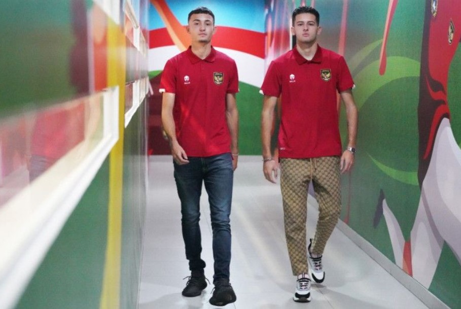 Dua calon pemain naturalisasi Justin Hubner dan Ivar Jenner berada di Kantor PSSI, Jakarta, Senin (24/10).