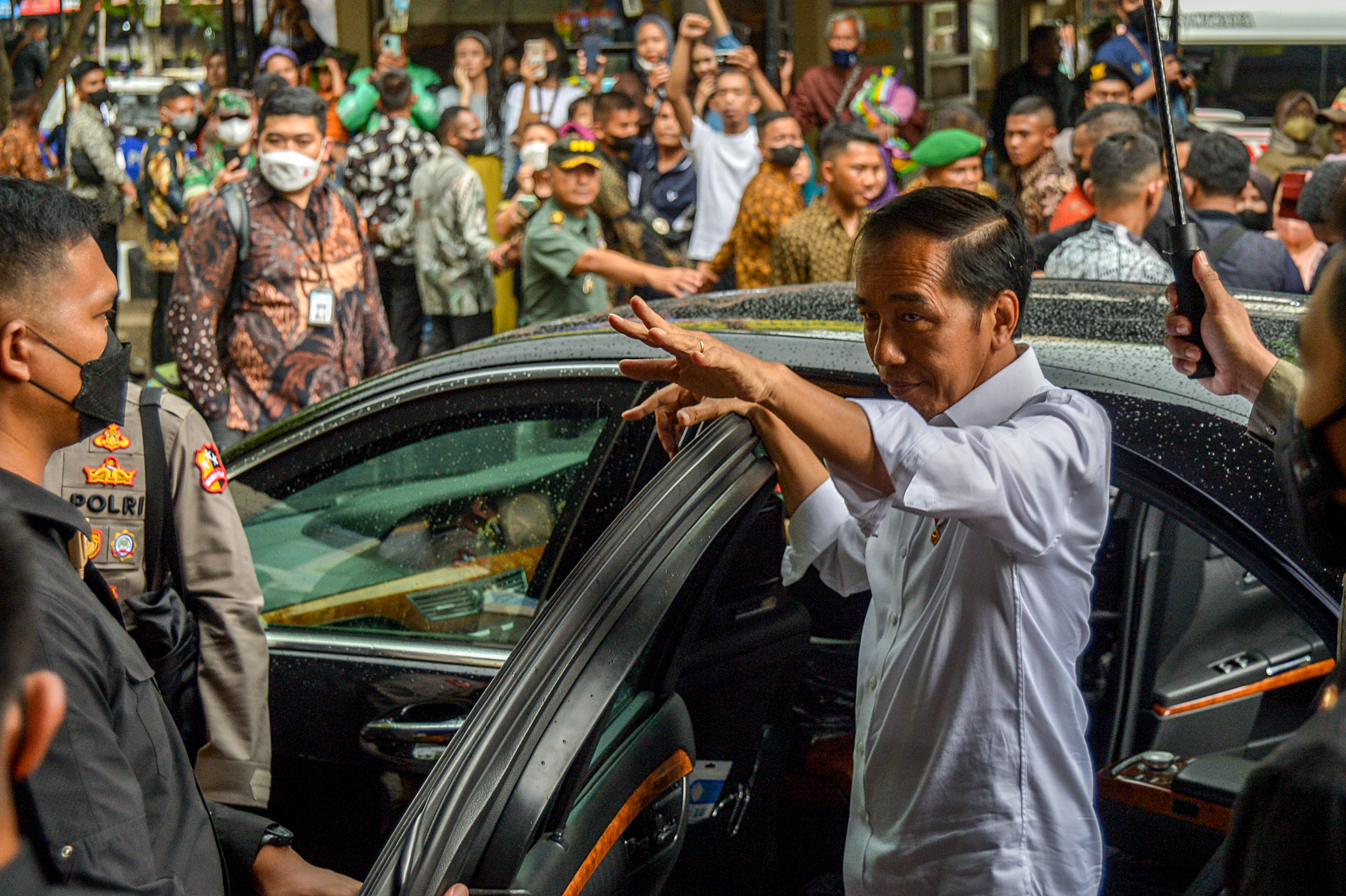 Presiden Jokowi menyapa warga saat mengunjungi Pasar Kosambi di Jawa Barat.