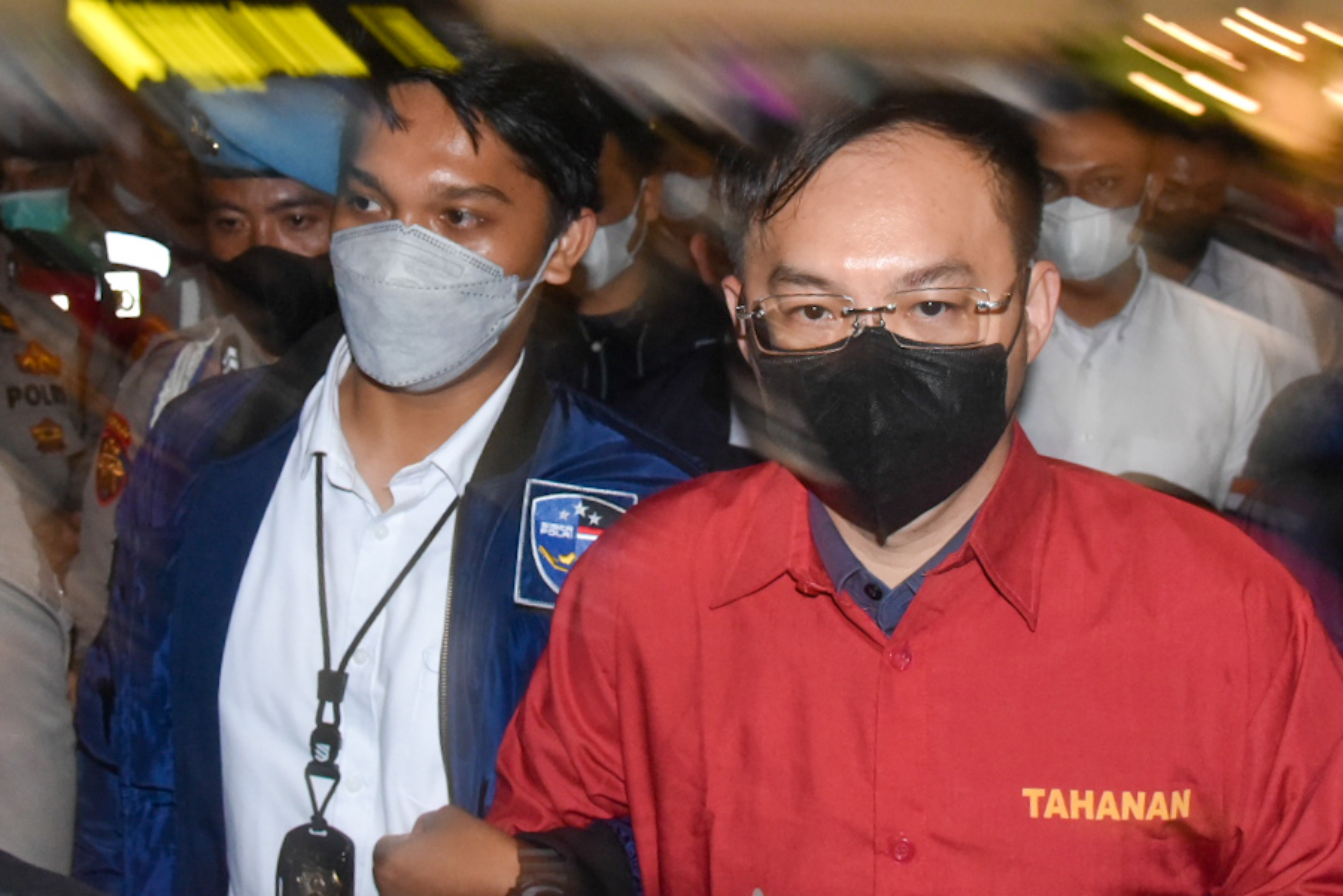 Polisi membawa tersangka bandar judi daring Apin BK (kanan) saat tiba di Bandara Kualanamu, Deli Serdang, Sumut, Senin (17/10).