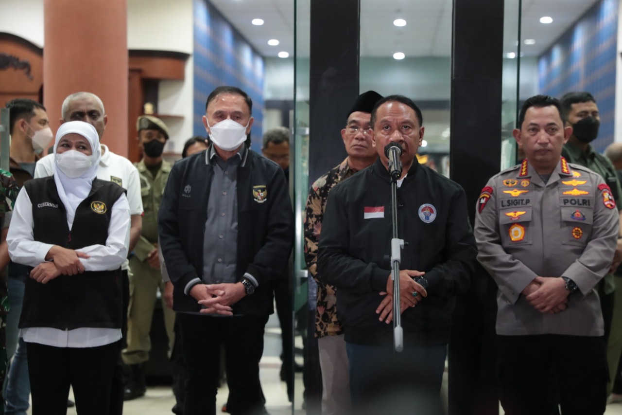 Menpora Zainudin Amali didampingi Kapolri Jenderal Listyo Sigit Prabowo, Ketua Umum PSSI Mochamad Iriawan, dan Gubernur Jatim  Khofifah Inda