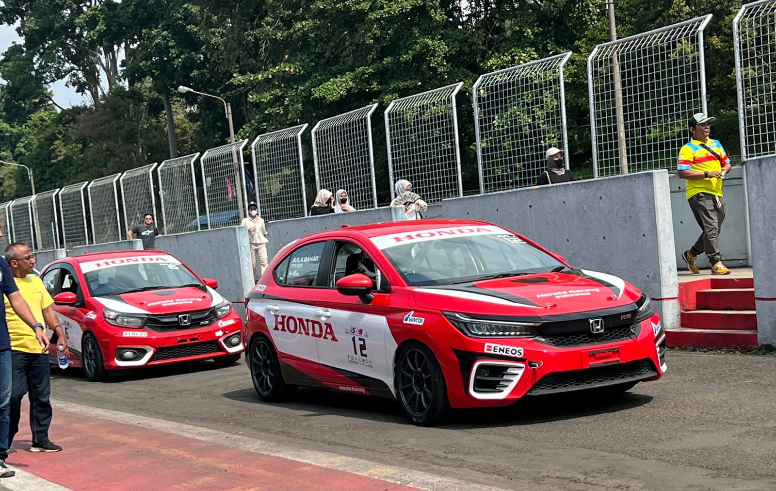 Alvin dan Avila Bahar mengendarari mobil balap masing-masing dalam persiapan ISSOm seri kelima