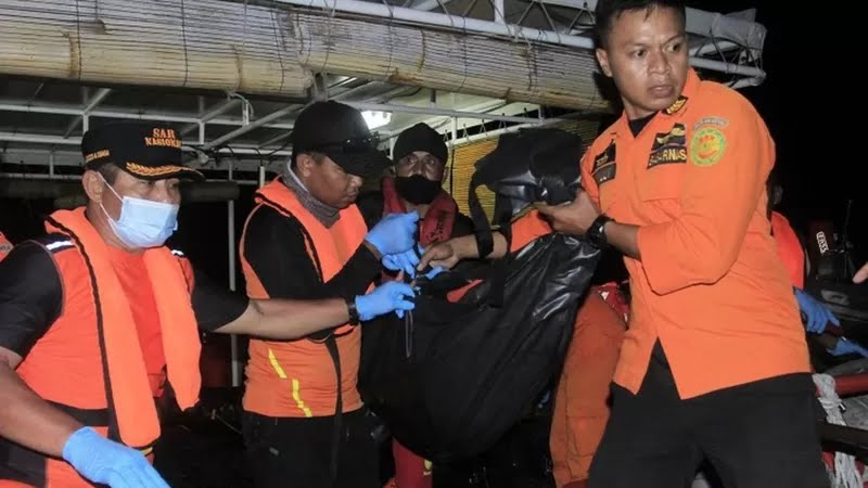 Tim SAR menemukan jenazah korban kebakaran KM Express Cantika 77, 