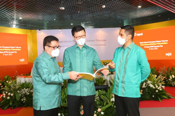 Direktur BTPN Syariah Dwiyono Bayu Winantio dan Fachmy Achmad mendampingi Hadi Wibowo Direktur Utama (tengah) berbincang  usai RUPST