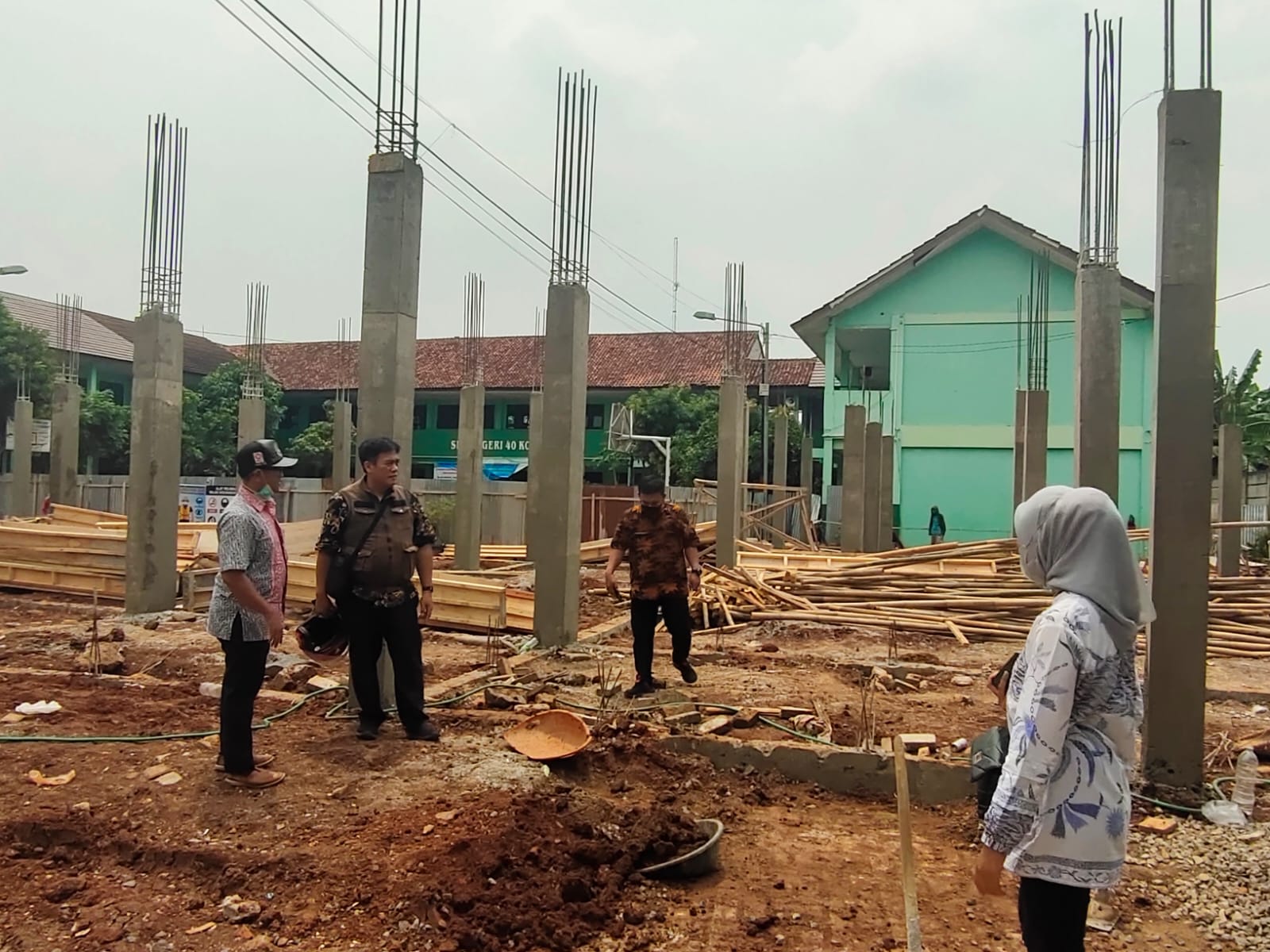 Anggota DPRD Kota Bekasi Alimudin (memakai topi) meninjau pembangunan ruang kelas baru di SMPN 40 Kota Bekasi, beberapa waktu lalu