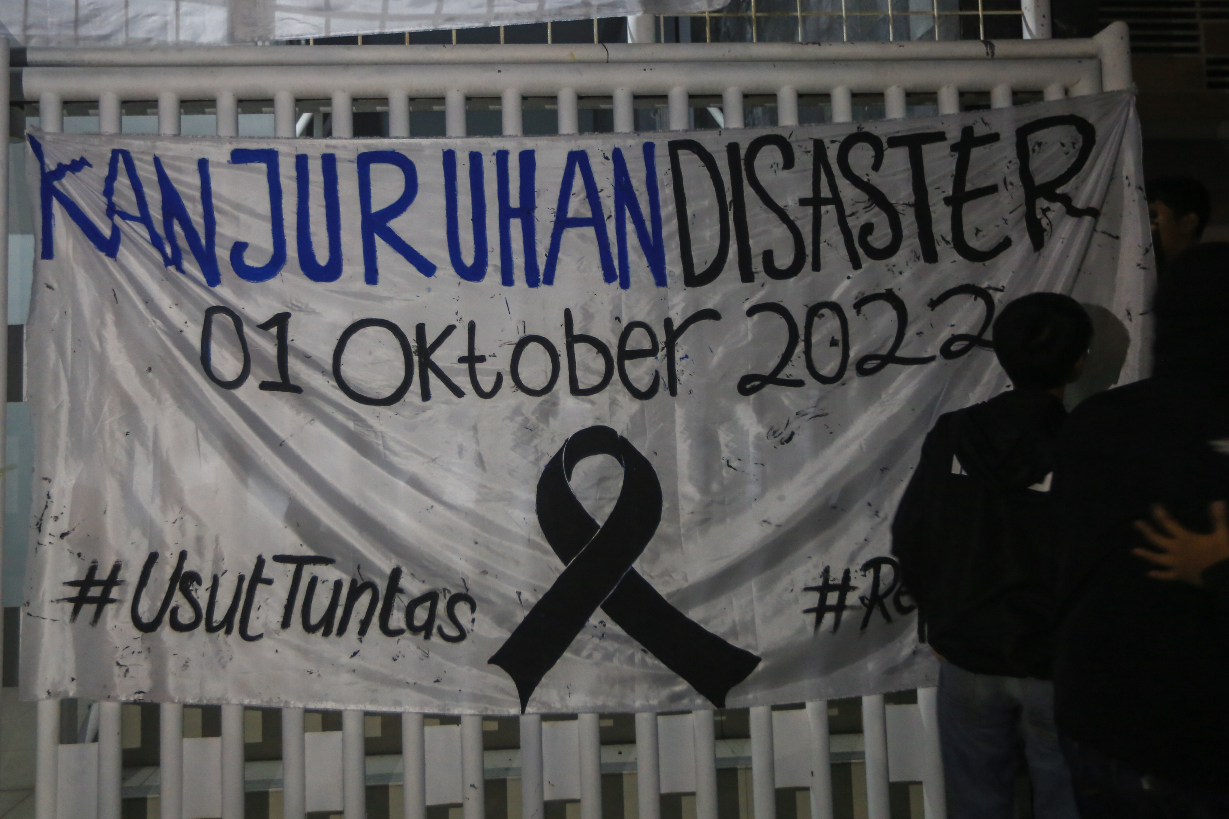 SOLIDARITAS: Suporter klub sepak bola berkumpul saat doa bersama untuk korban tragedi Kanjuruhan di Stadion Mandala Krida, Yogyakarta