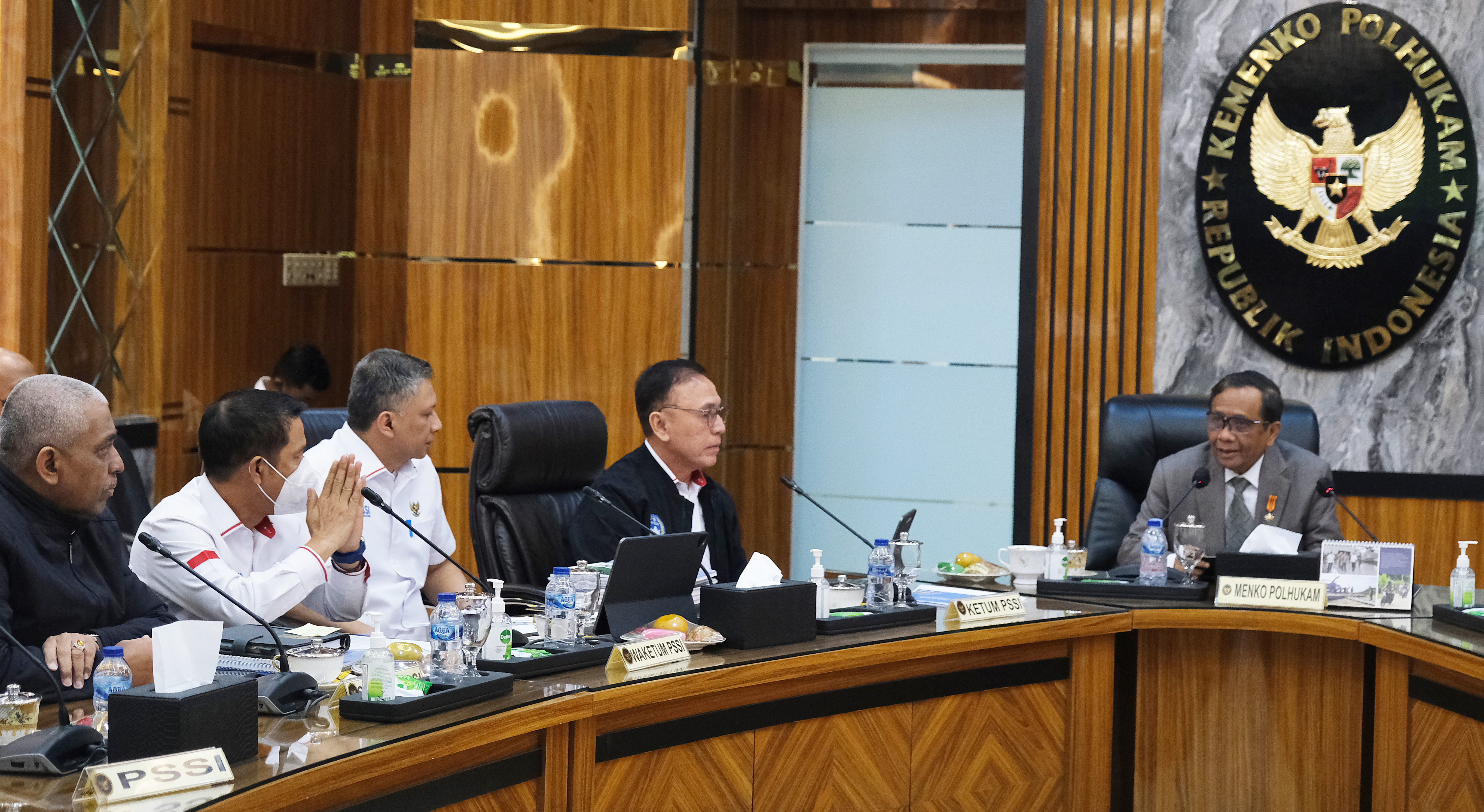 Ketua Umum PSSI Mochamad Iriawan, Wakil Ketua Umum PSSI Iwan Budianto saat diperiksa oleh TGIPF yang dipimpin Mahfud MD (kanan)