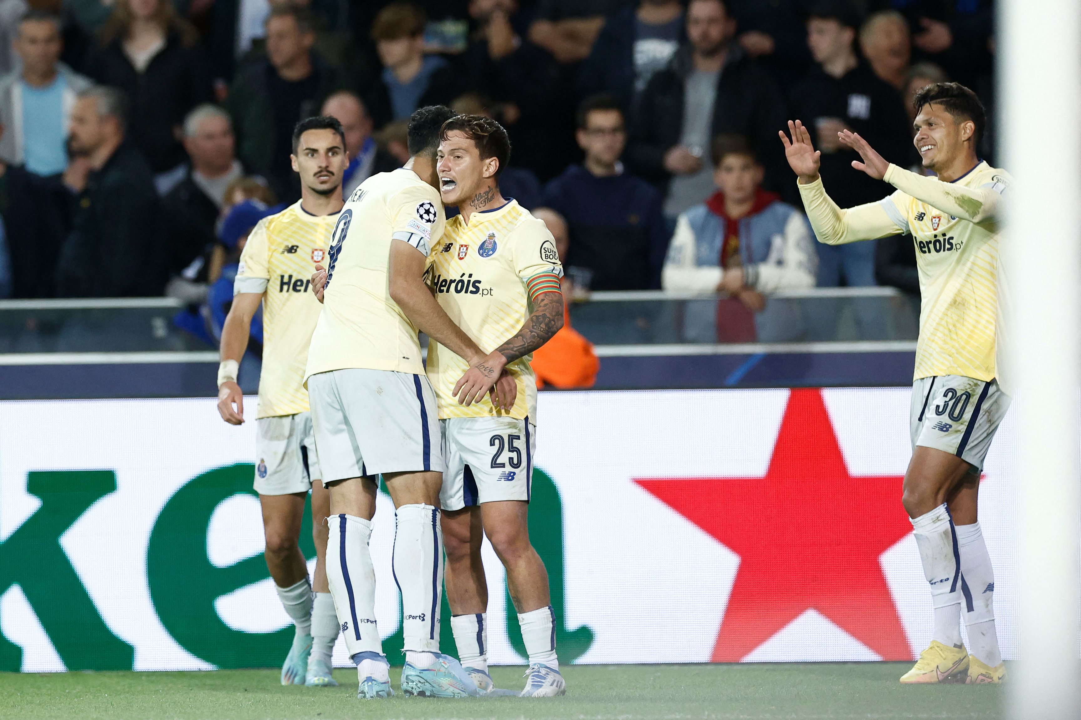 Pemain FC Porto melakukan selebrasi usai mencetak gol ke gawang Club Brugge di laga Liga Champions.
