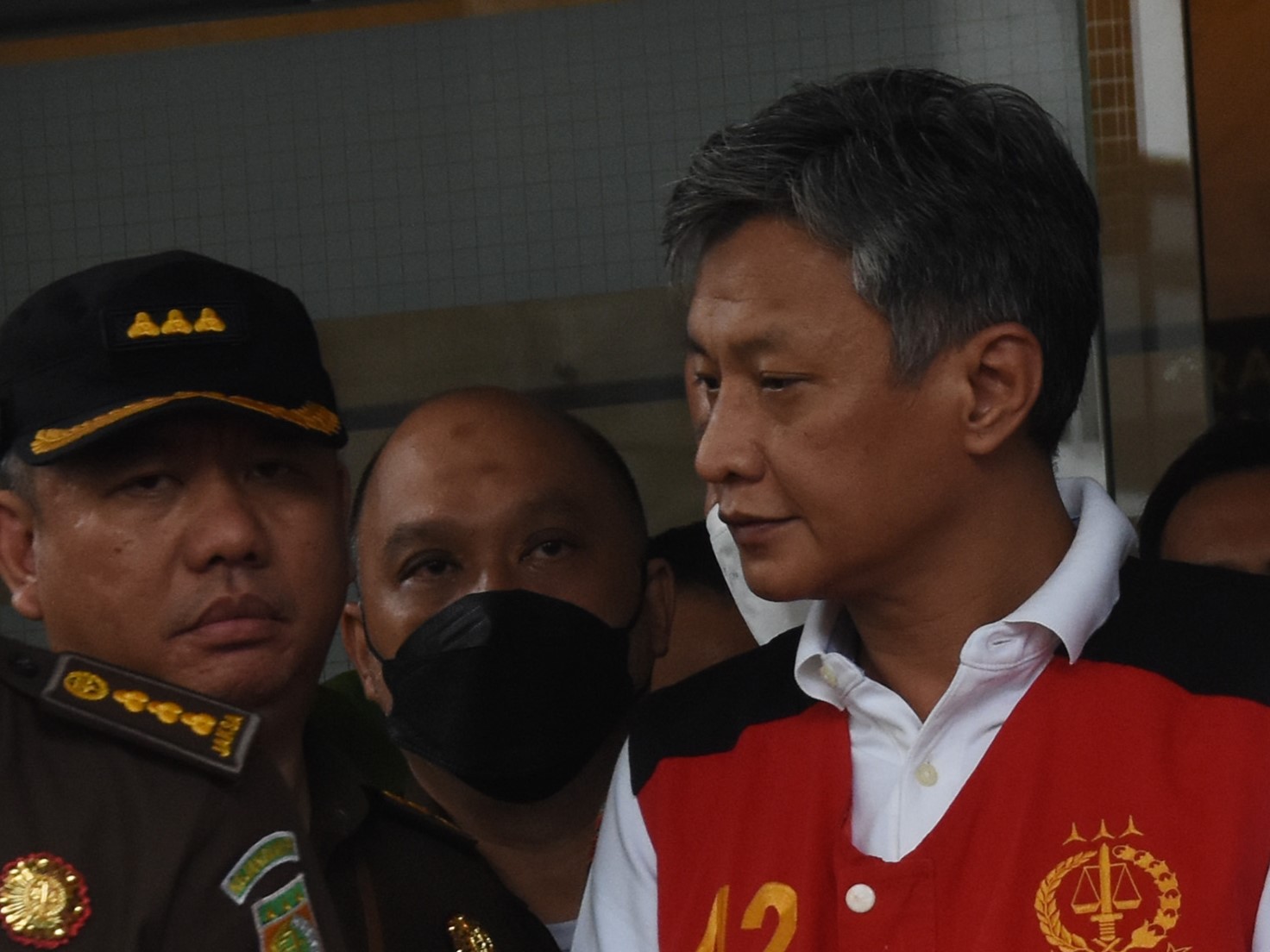 Hendra Kurniawan (memakai rompi tahanan) di Gedung Kejaksaan Agung.