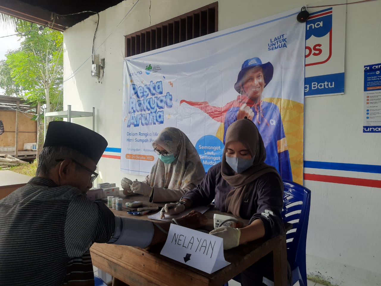 Pemeriksaan kesehatan gratis bagi nelayan yang diselenggarakan Aruna. 