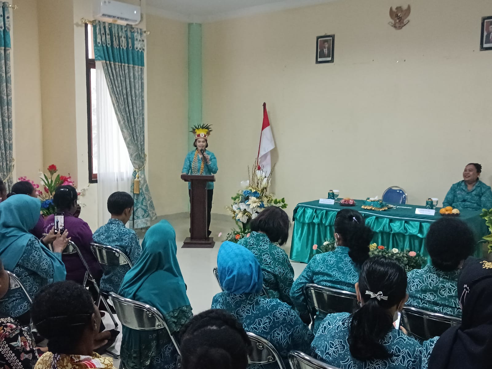  Ketua TP PKK Papua Barat, Ny Roma MP Waterpauw sosialisasikan makan ikan ke Kabupaten Teluk Bintuni, Jumat (14/10/2022) tekan stunting.