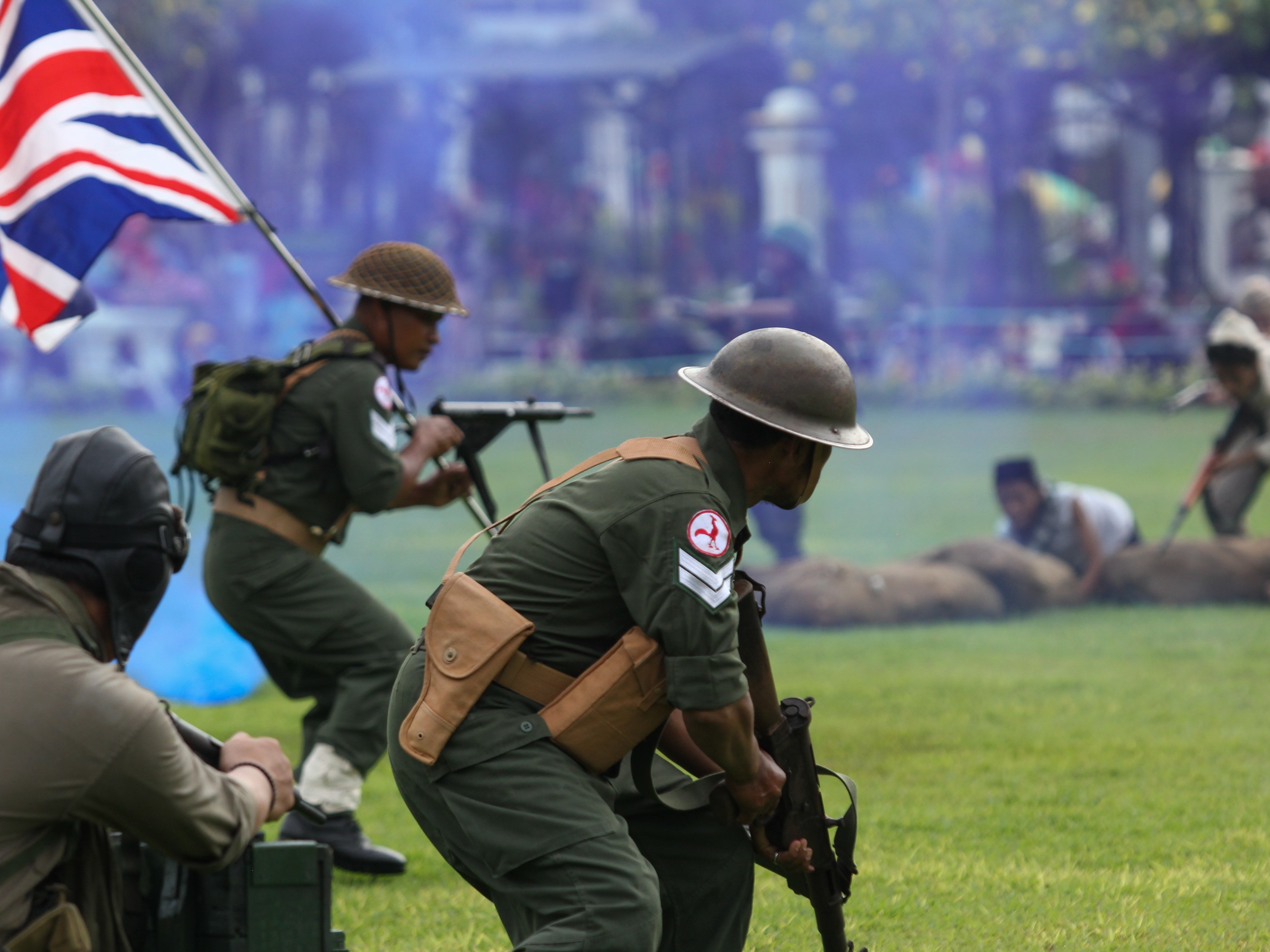Pemain dari Front Kolosal Soerabaja menampilkan drama teatrikal pertempuran di Tugu Pahlawan, Surabaya, Jawa Timur, Minggu (20/3/2022).