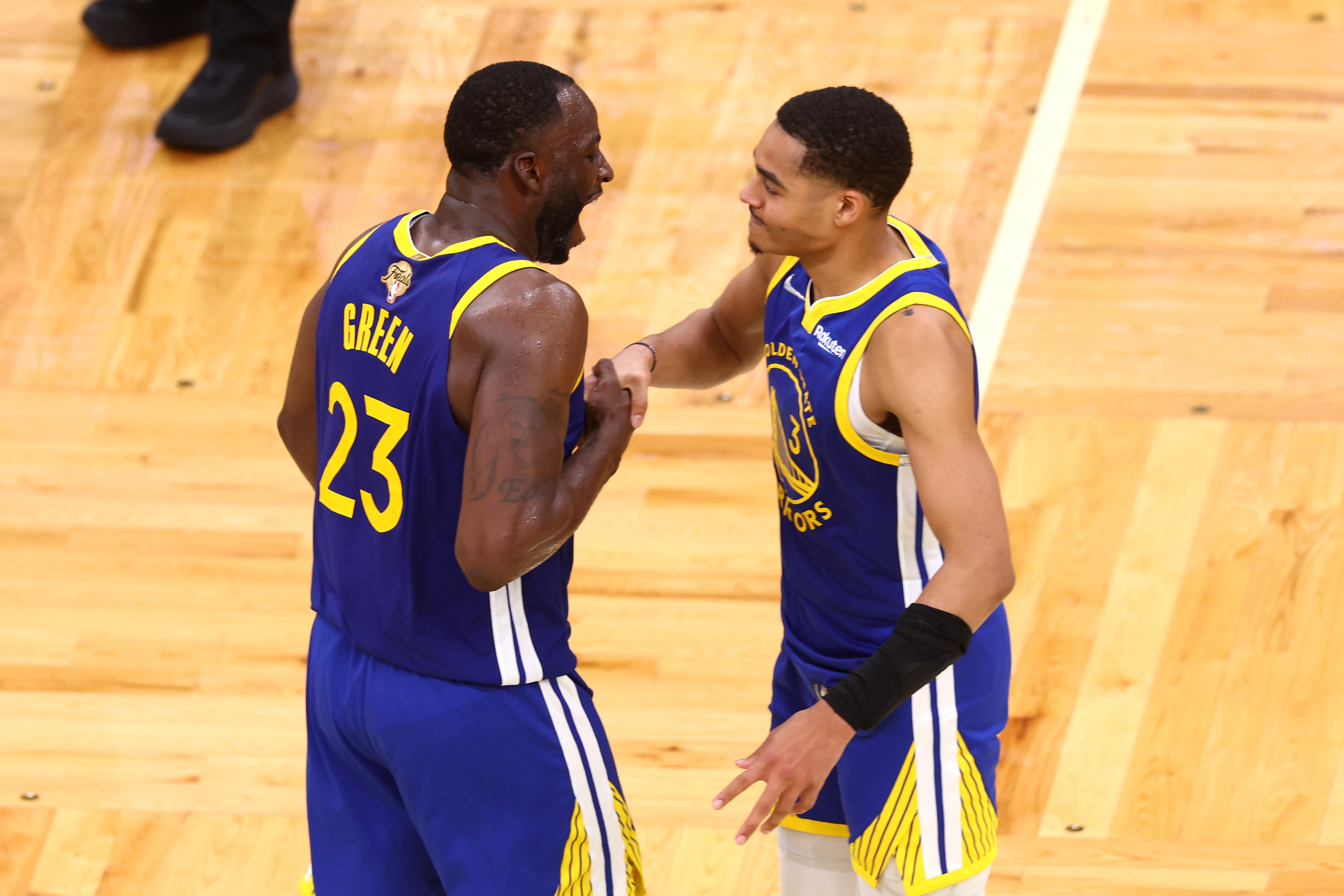 Duet pemain Golden State Warriors Draymond Green (kiri) dan Jordan Poole.
