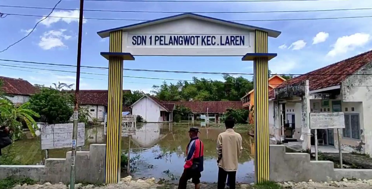 Sungai Bengawan Solo Meluap, Siswa SD Belajar di Musala