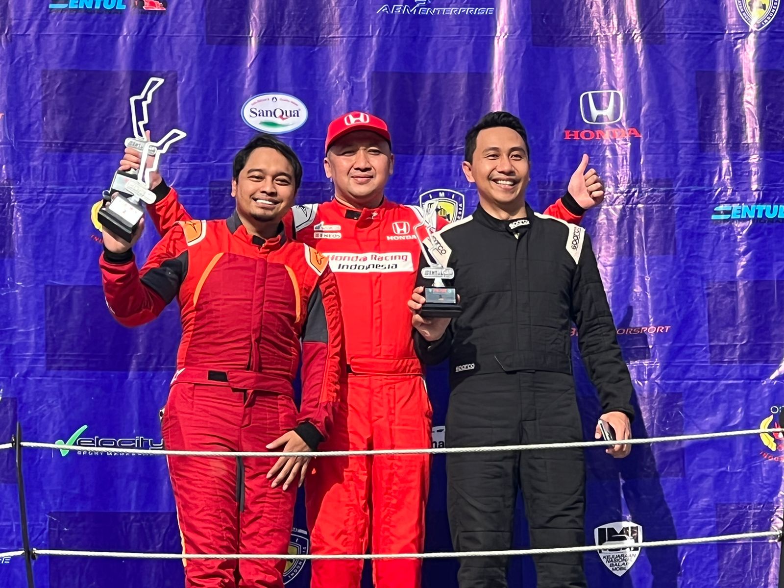 Alvin Bahar di podium juara seri kelima ISSOM
