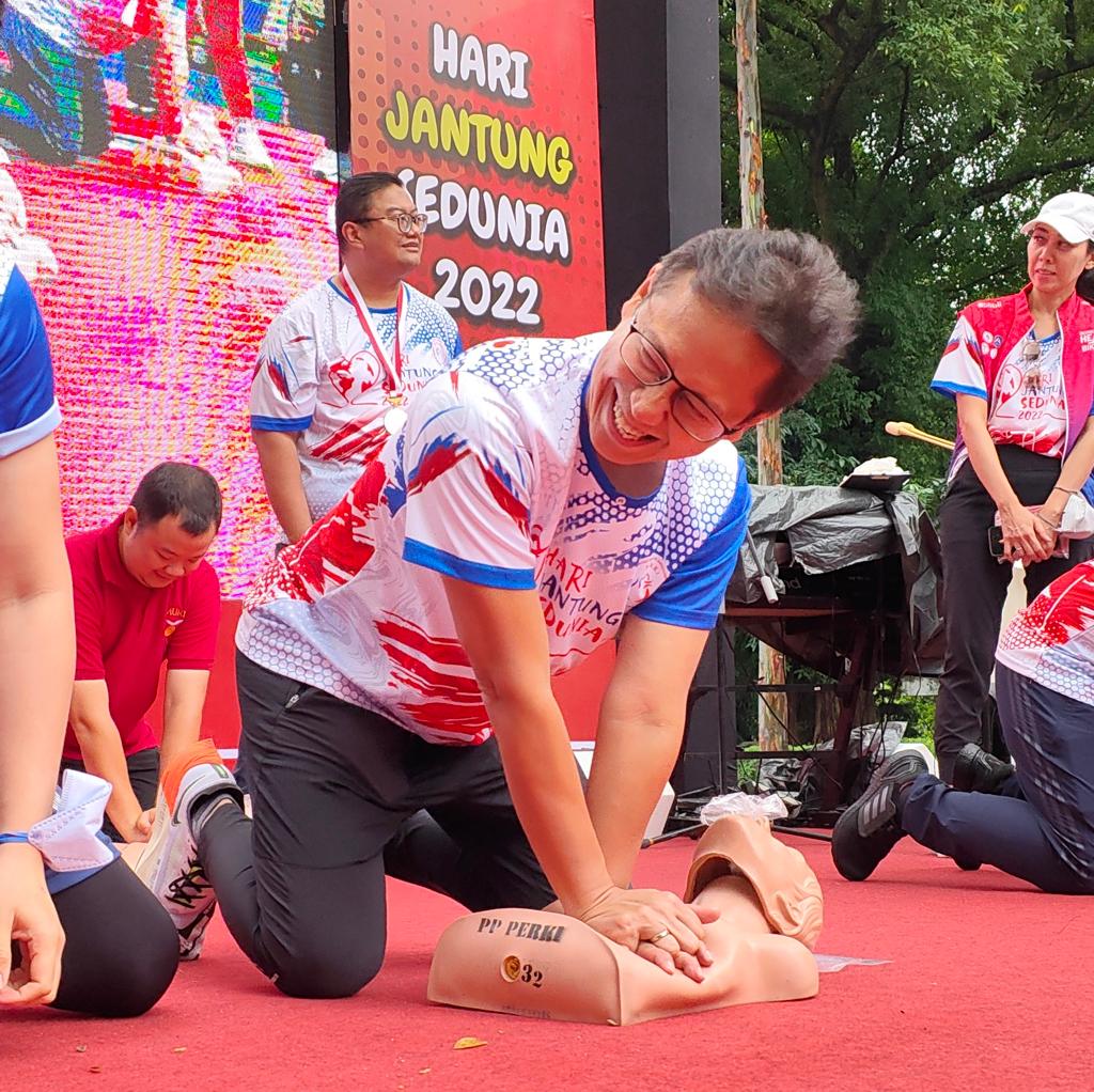 Menkes Budi Gunadi Sadikin turut praktik CPR dalam peringatan Hari Jantung Sedunia 2022 di Jakarta, Minggu (2/10).