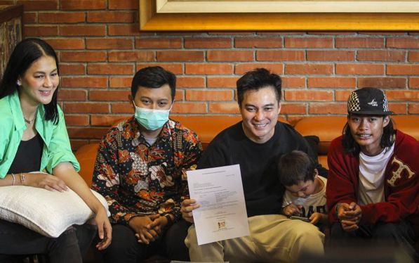 Aktor Baim Wong (tengah) bersama istrinya Paula Verhoeven (kiri) dan Pegiat TikTok Bonge (kanan).