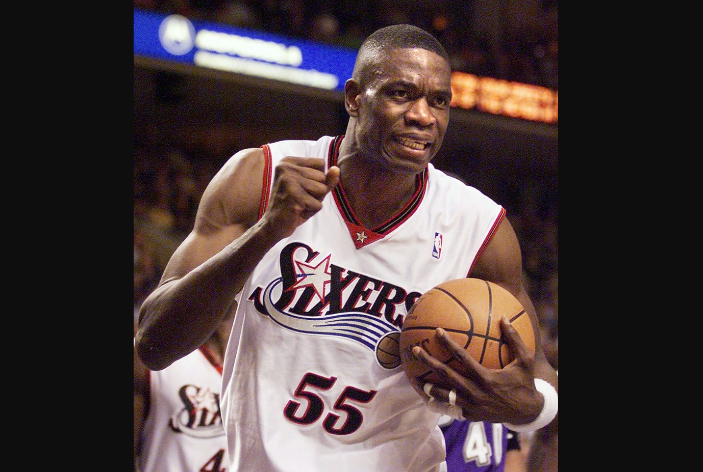 Dikembe Mutombo saat masih berseragam Philadelphia 76ers pada 2001.