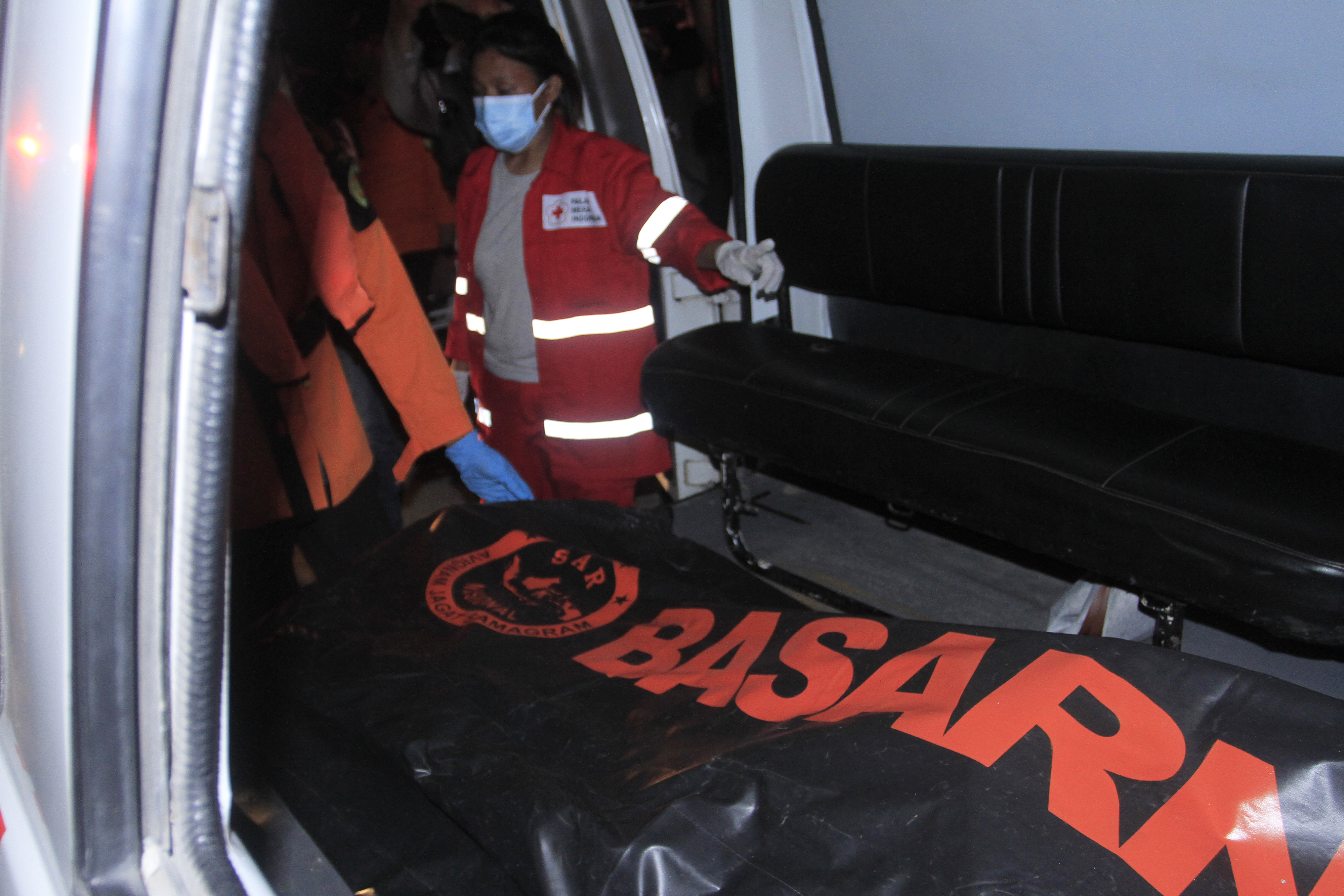 Tim SAR memasukkan jenazah korban terbakarnya kapal Express Cantika 77 ke mobil ambulans di Dermaga Tenau, Kupang, NTT, Selasa (25/10)