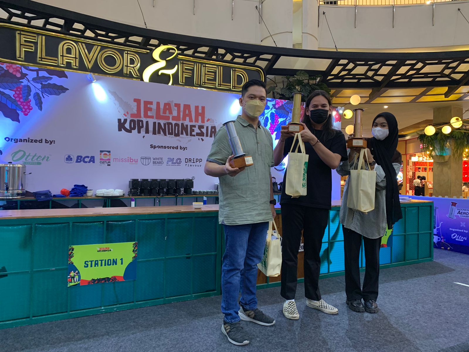 Andika Pratama (tengah) bersama dua pemenang lainnya kejuaraan Indonesia Aeropress Championship 2022.